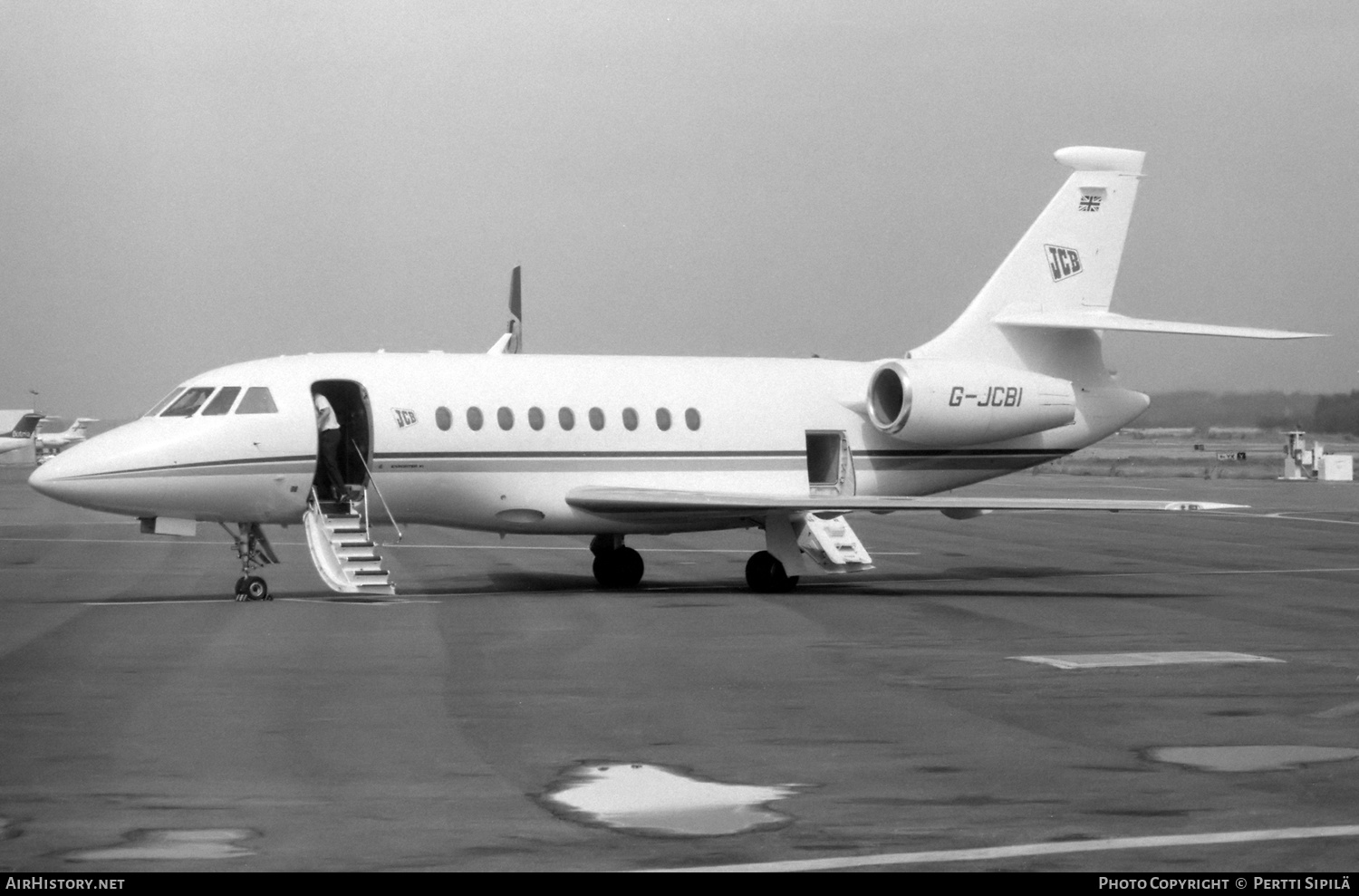 Aircraft Photo of G-JCBI | Dassault Falcon 2000 | JCB - J.C. Bamford Excavators | AirHistory.net #645526