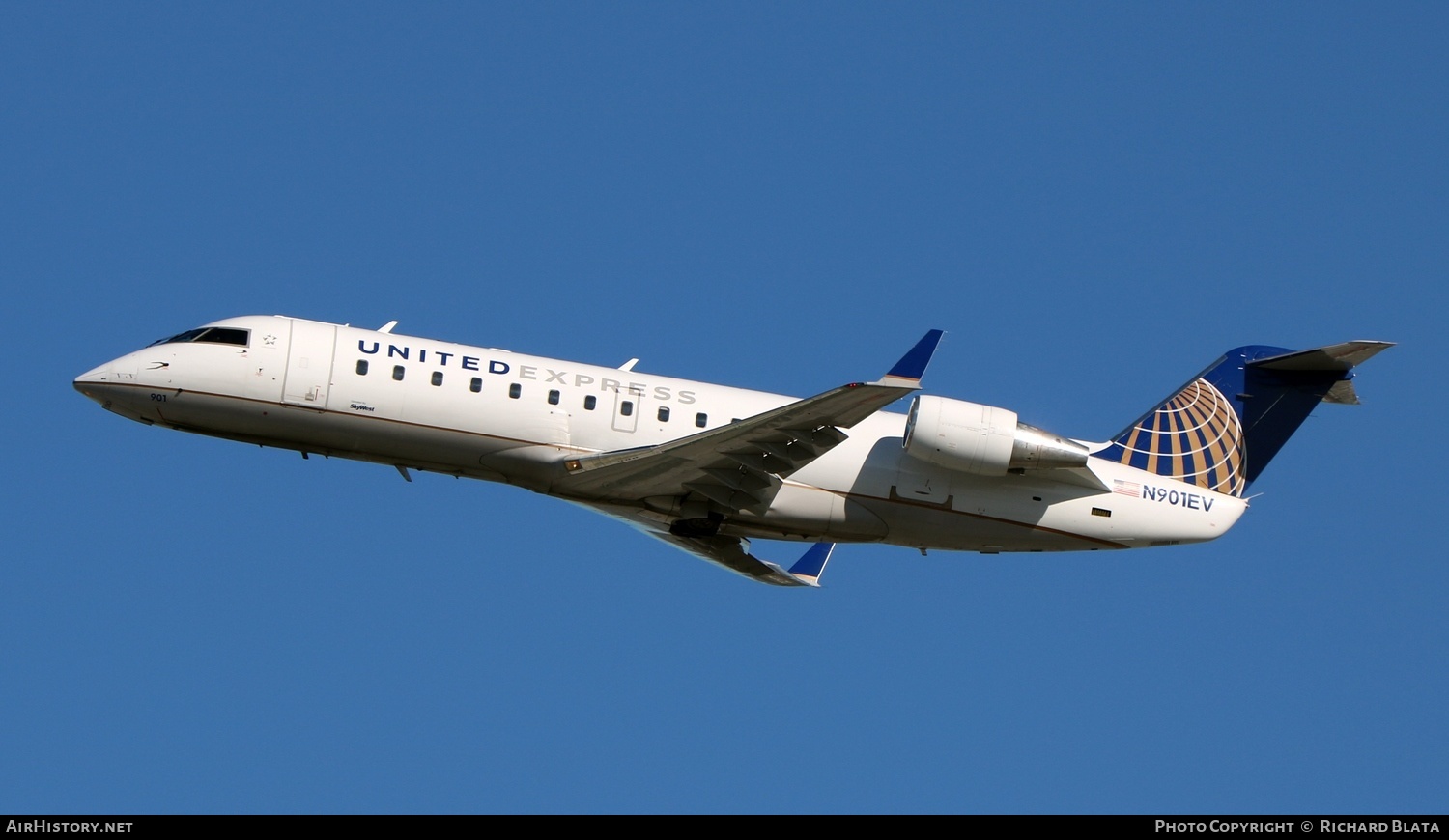 Aircraft Photo of N901EV | Bombardier CRJ-200ER (CL-600-2B19) | United Express | AirHistory.net #646063