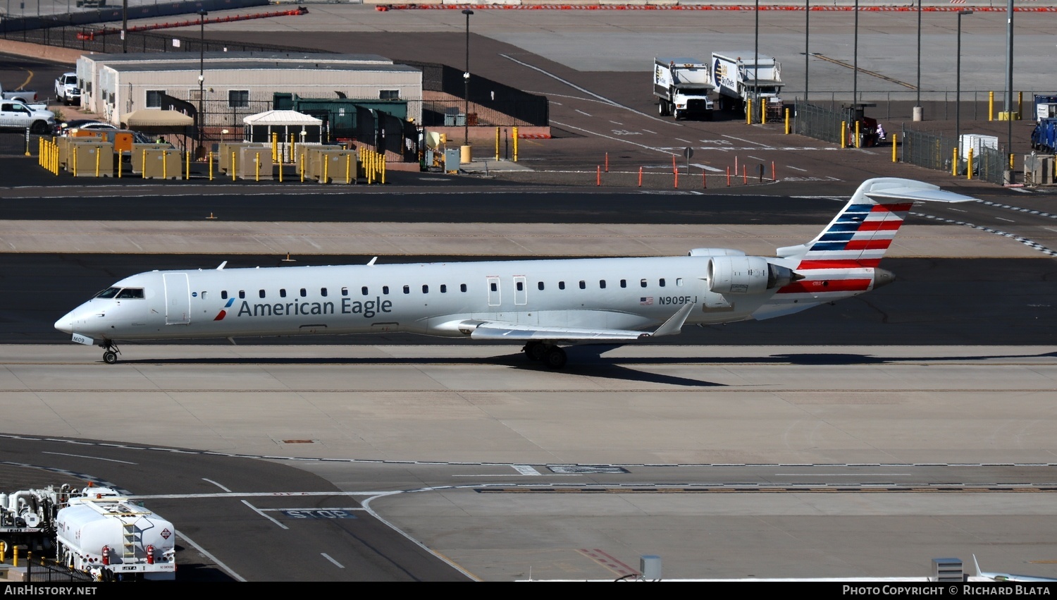 Aircraft Photo of N909FJ | Bombardier CRJ-900 (CL-600-2D24) | American Eagle | AirHistory.net #646149