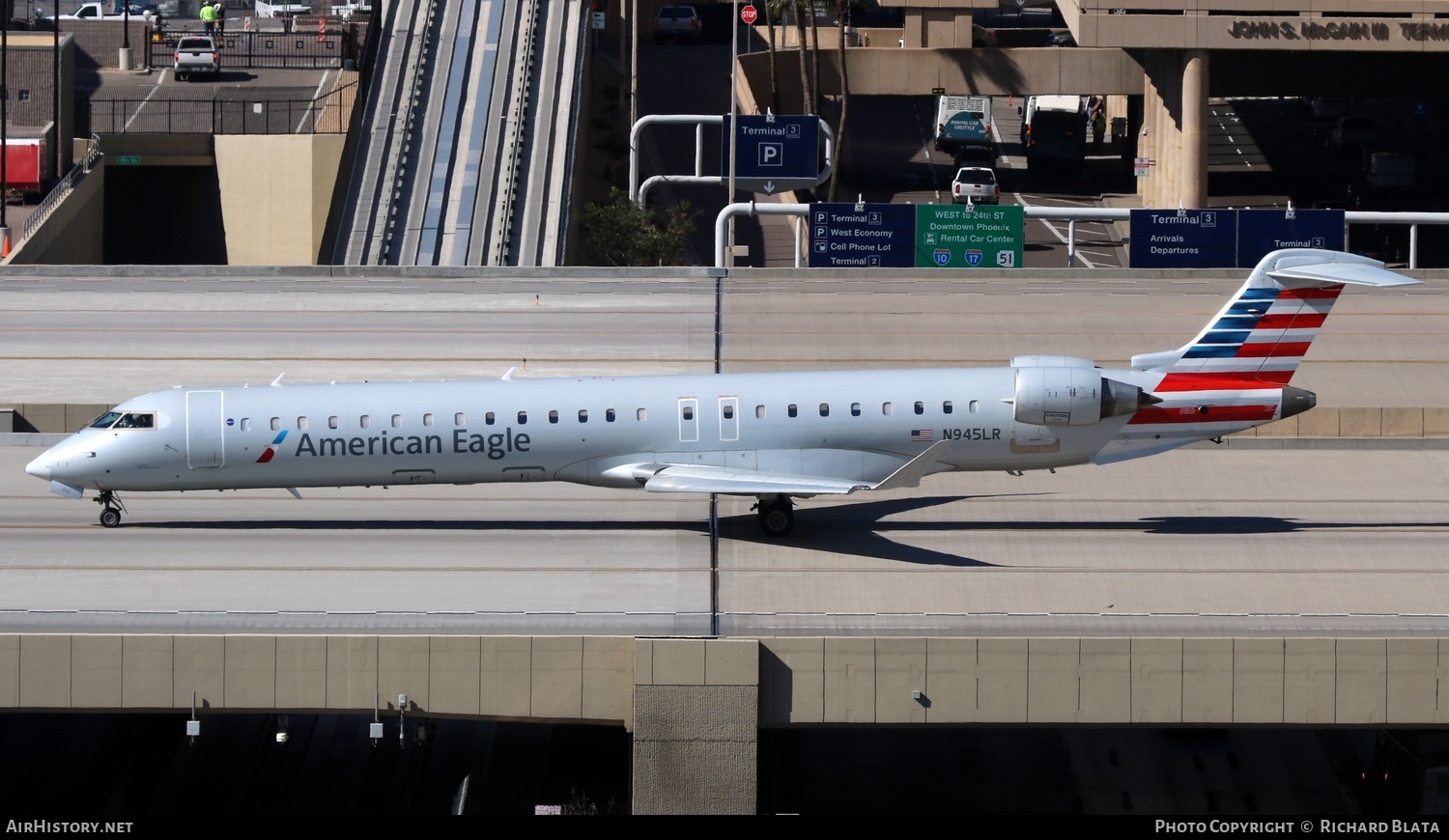 Aircraft Photo of N945LR | Bombardier CRJ-900ER (CL-600-2D24) | American Eagle | AirHistory.net #646171