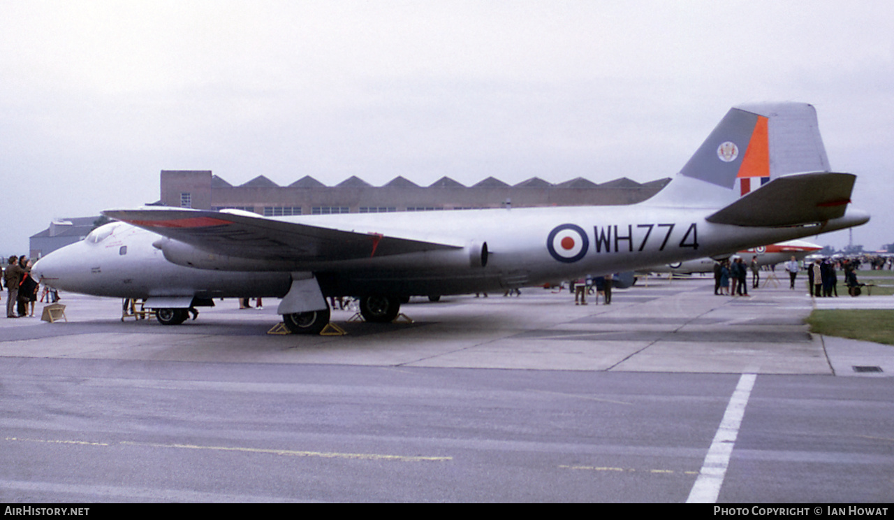 Aircraft Photo of WH774 | English Electric Canberra PR7 | UK - Air Force | AirHistory.net #646301