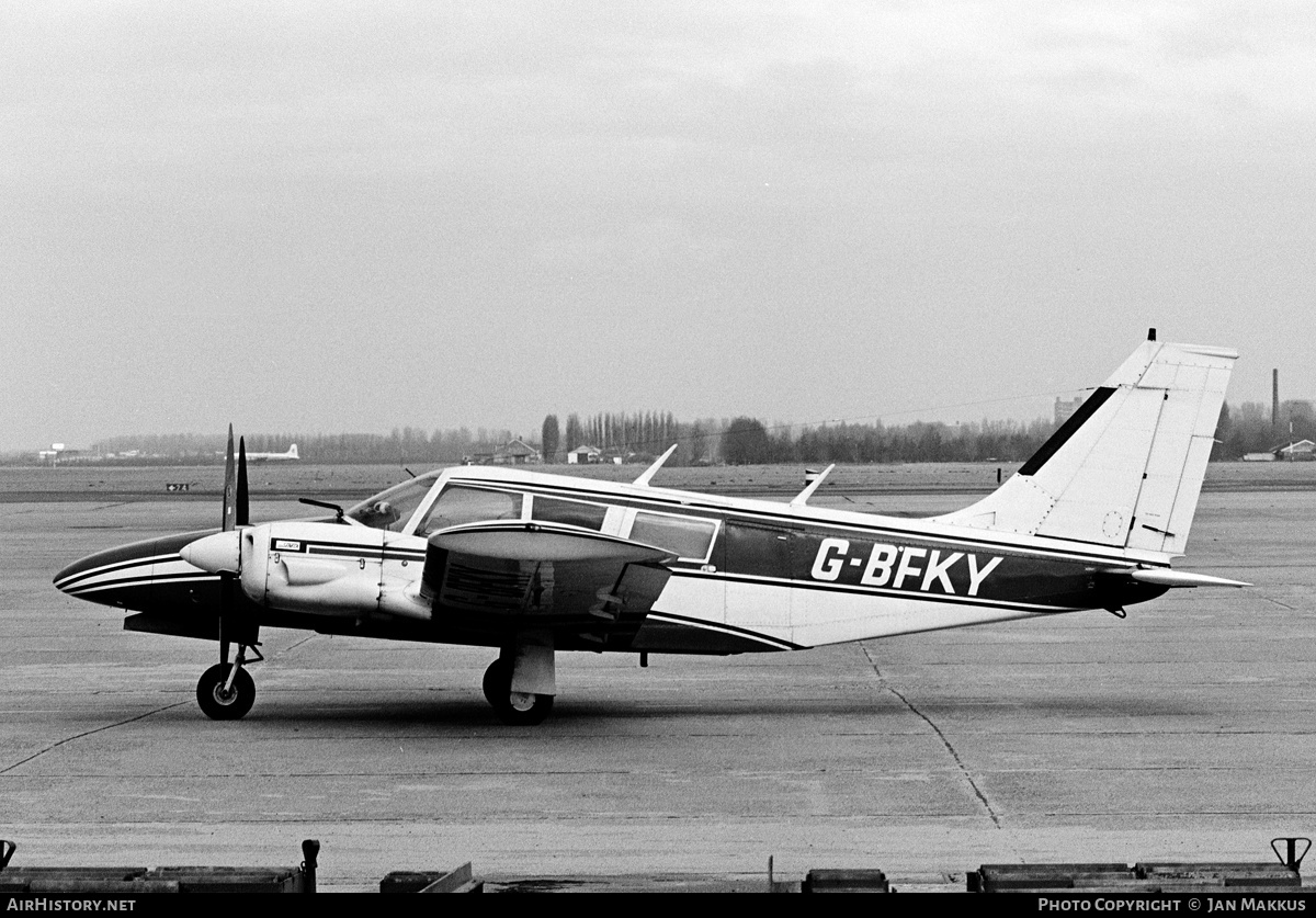 Aircraft Photo of G-BFKY | Piper PA-34-200T Seneca II | AirHistory.net #646888