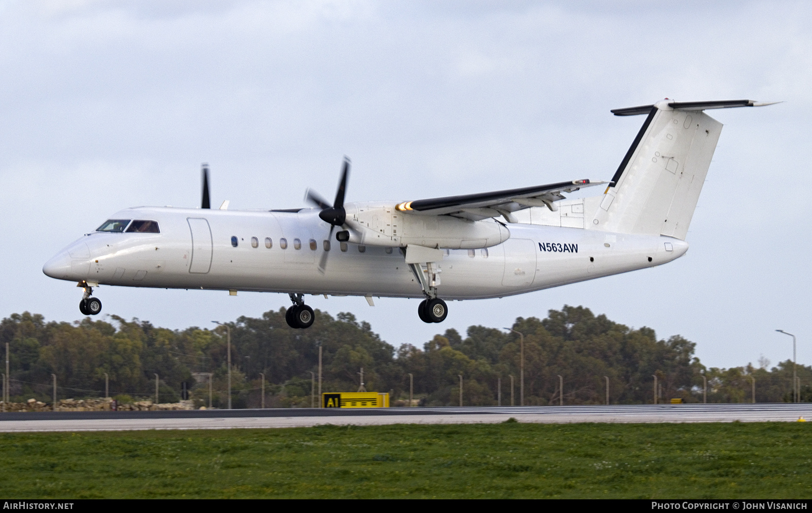 Aircraft Photo of N563AW | Bombardier DHC-8-315Q Dash 8 | AirHistory.net #647159