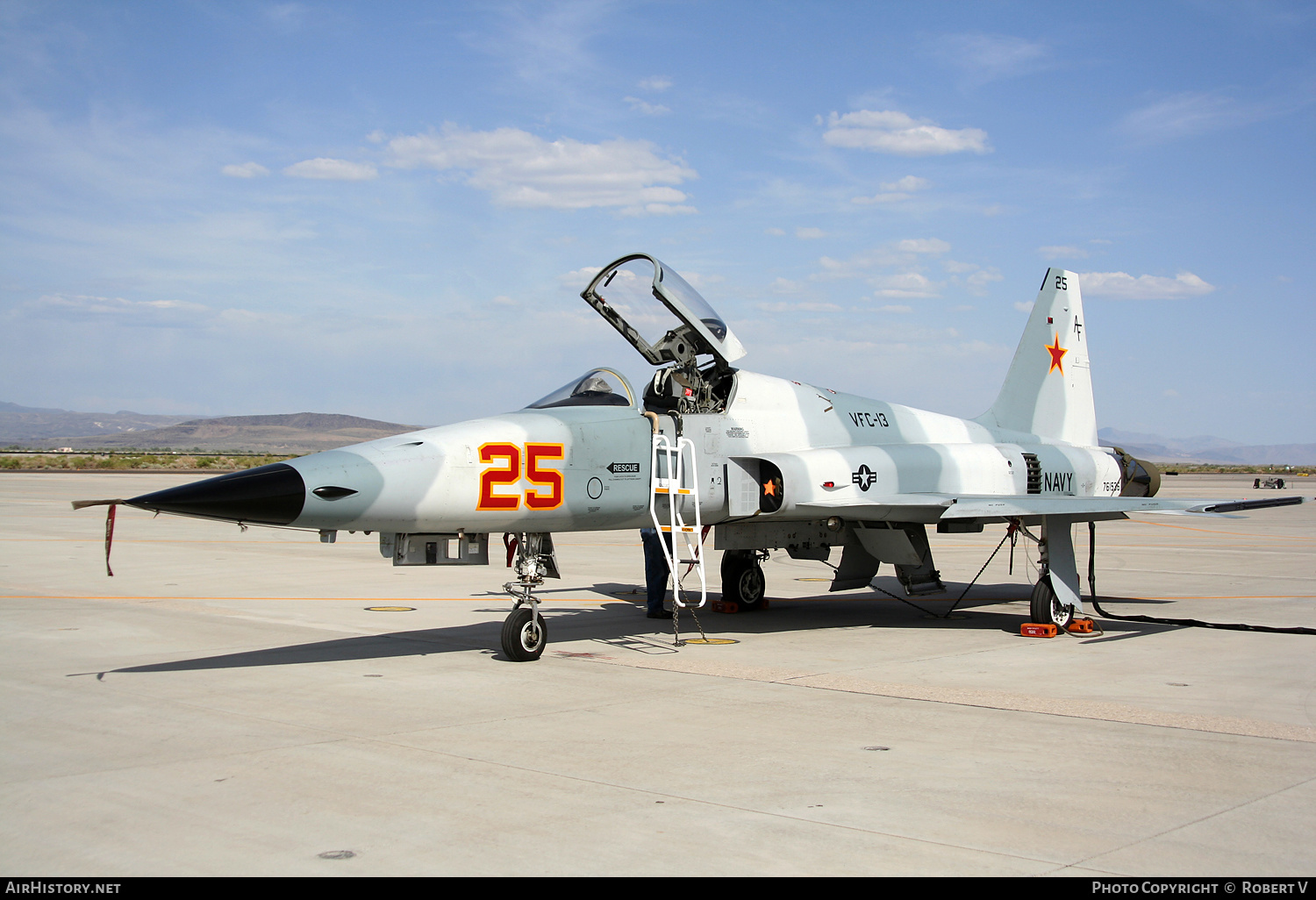 Aircraft Photo of 761536 / 25 red | Northrop F-5N Tiger II | USA - Navy | AirHistory.net #647713