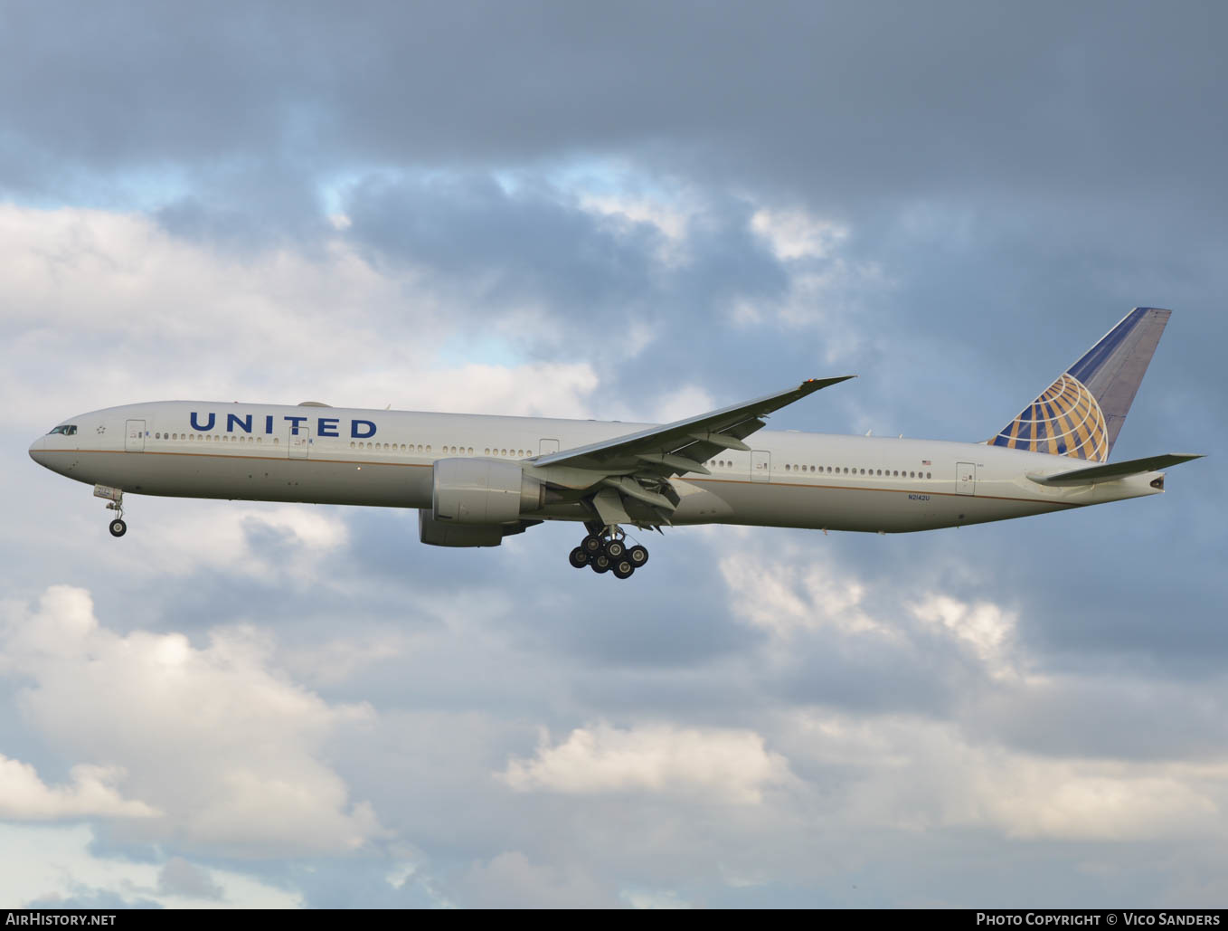 Aircraft Photo of N2142U | Boeing 777-300/ER | United Airlines | AirHistory.net #648089