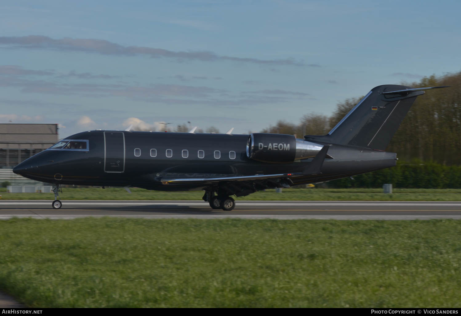 Aircraft Photo of D-AEOM | Bombardier Challenger 604 (CL-600-2B16) | AirHistory.net #648960