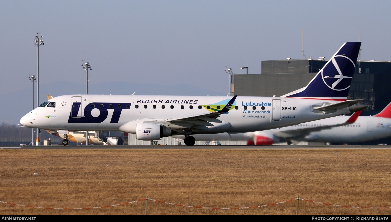 Aircraft Photo of SP-LIC | Embraer 175LR (ERJ-170-200LR) | LOT Polish Airlines - Polskie Linie Lotnicze | AirHistory.net #649018