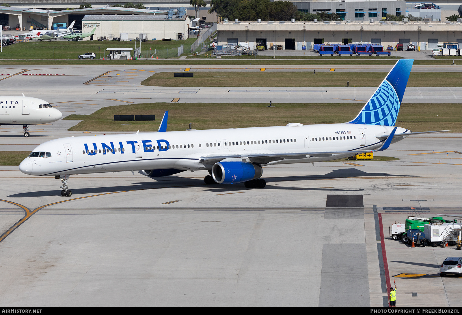 Aircraft Photo of N57863 | Boeing 757-33N | United Airlines | AirHistory.net #649376