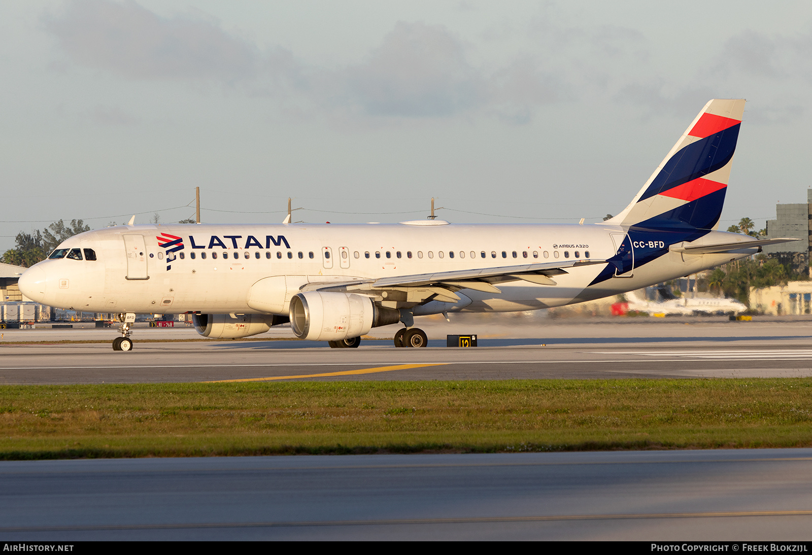 Aircraft Photo of CC-BFD | Airbus A320-214 | LATAM Airlines | AirHistory.net #649397