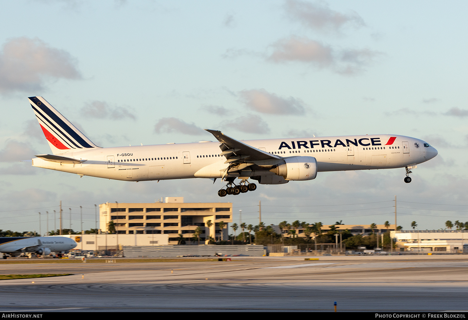 Aircraft Photo of F-GSQU | Boeing 777-328/ER | Air France | AirHistory.net #649426