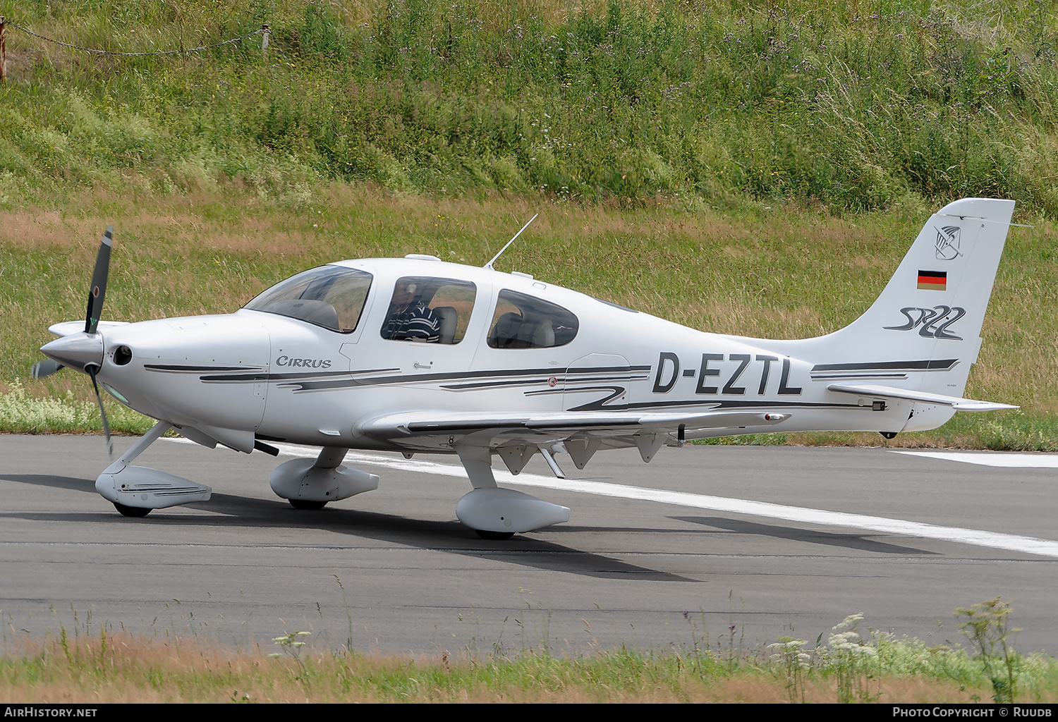 Aircraft Photo of D-EZTL | Cirrus SR-22 G1 | AirHistory.net #649448