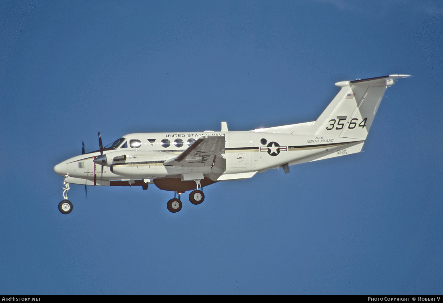 Aircraft Photo of 163564 / 3564 | Beech RC-12F Super King Air (B200C) | USA - Navy | AirHistory.net #649565