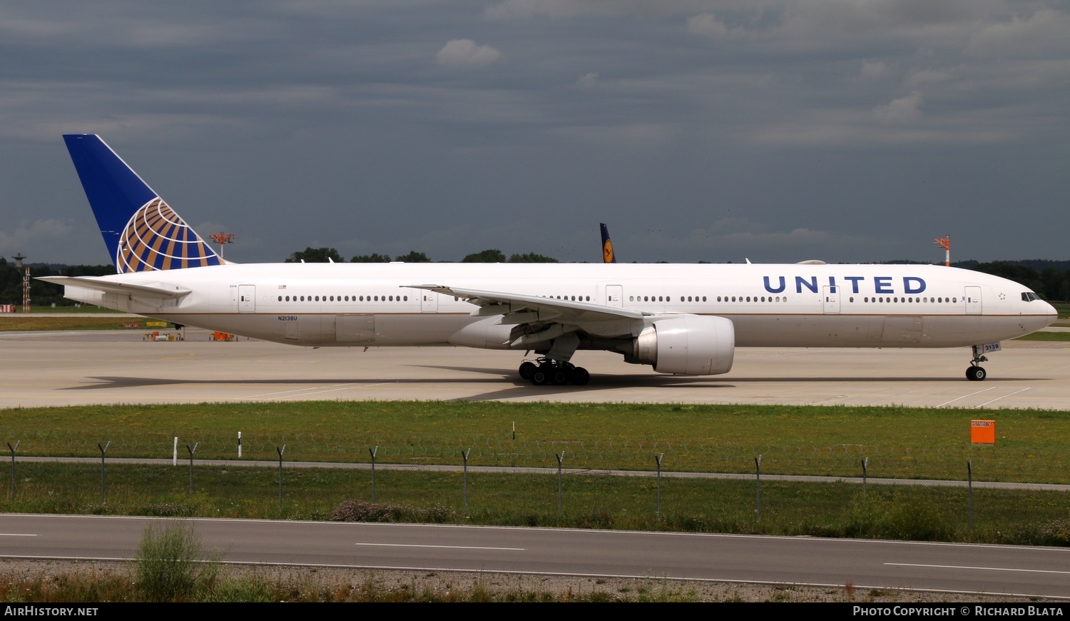Aircraft Photo of N2138U | Boeing 777-300/ER | United Airlines | AirHistory.net #650102