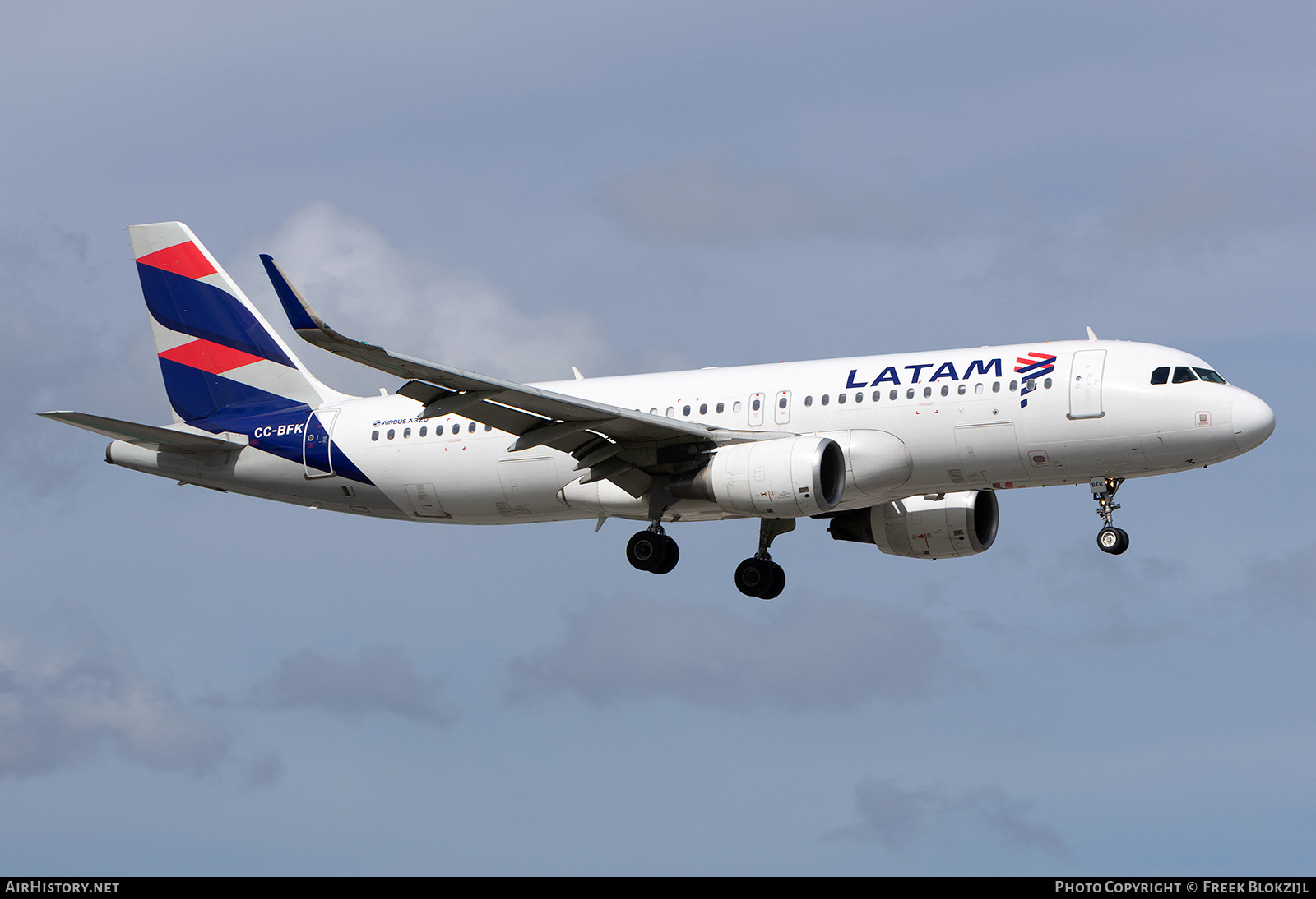 Aircraft Photo of CC-BFK | Airbus A320-214 | LATAM Airlines | AirHistory.net #651050
