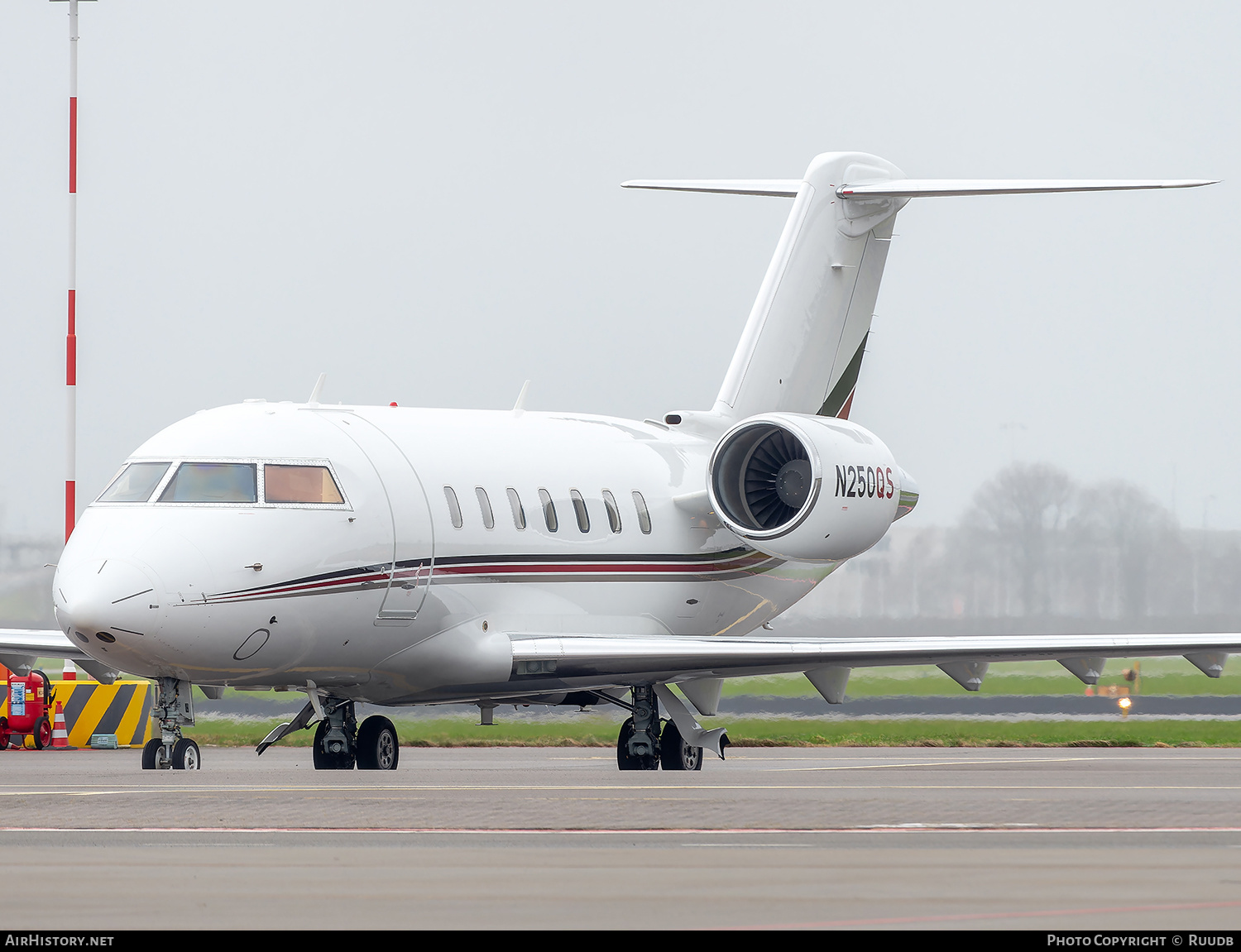 Aircraft Photo of N250QS | Bombardier Challenger 650 (CL-600-2B16) | AirHistory.net #651051