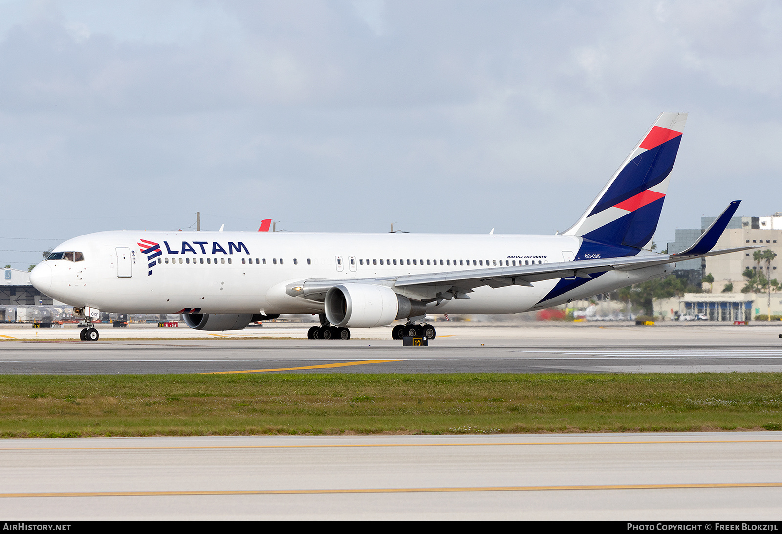 Aircraft Photo of CC-CXF | Boeing 767-316/ER | LATAM Airlines | AirHistory.net #651103