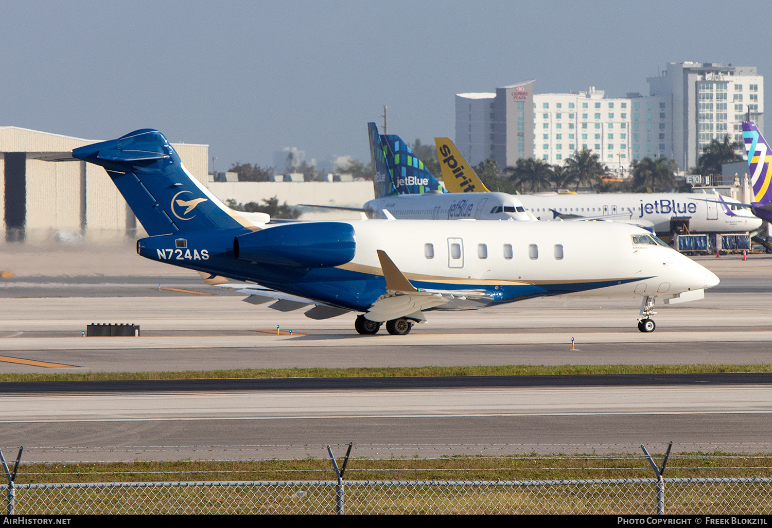 Aircraft Photo of N724AS | Bombardier Challenger 350 (BD-100-1A10) | Airshare | AirHistory.net #651155