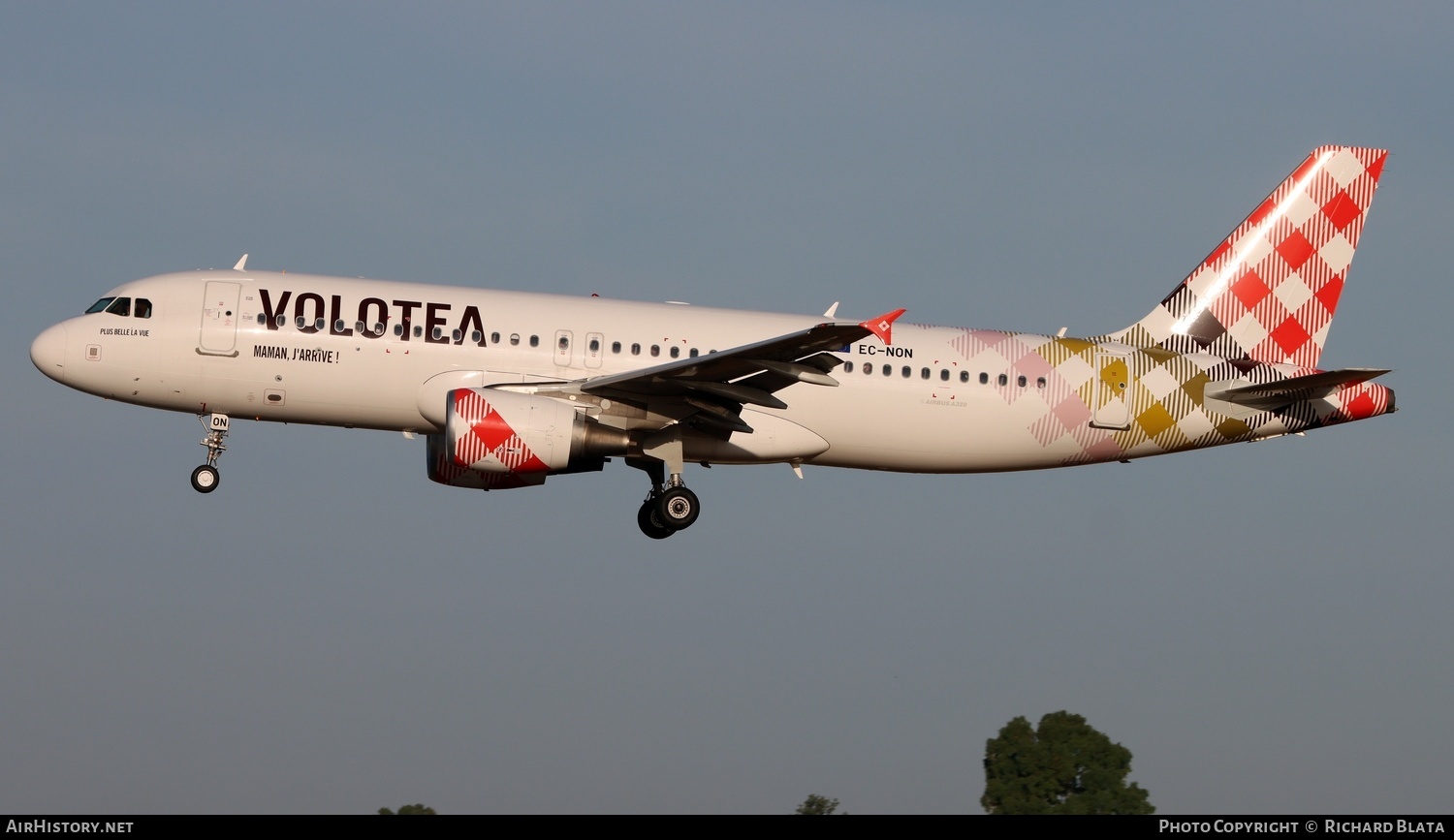 Aircraft Photo of EC-NON | Airbus A320-216 | Volotea | AirHistory.net #651800