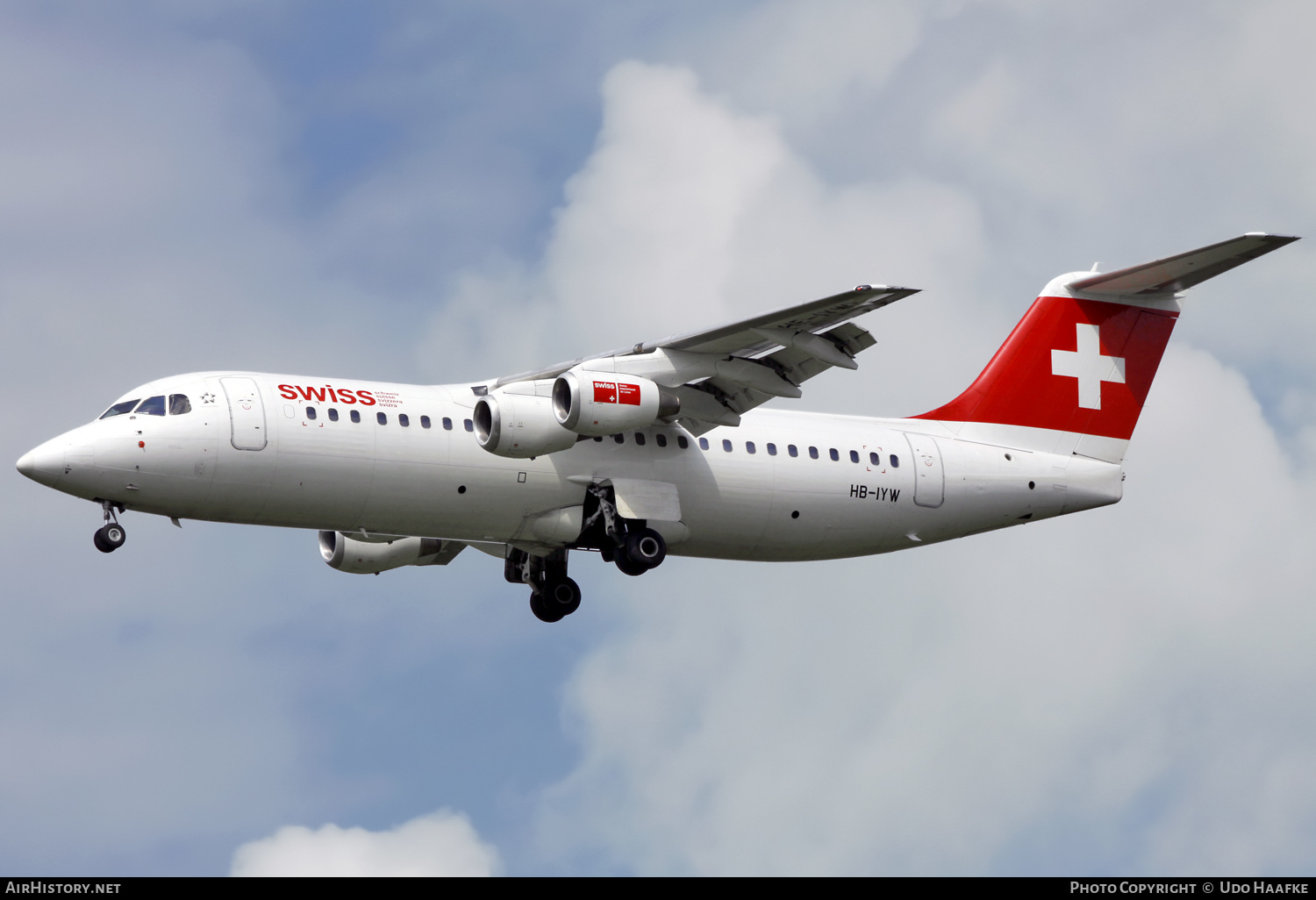 Aircraft Photo of HB-IYW | British Aerospace Avro 146-RJ100 | Swiss International Air Lines | AirHistory.net #653045