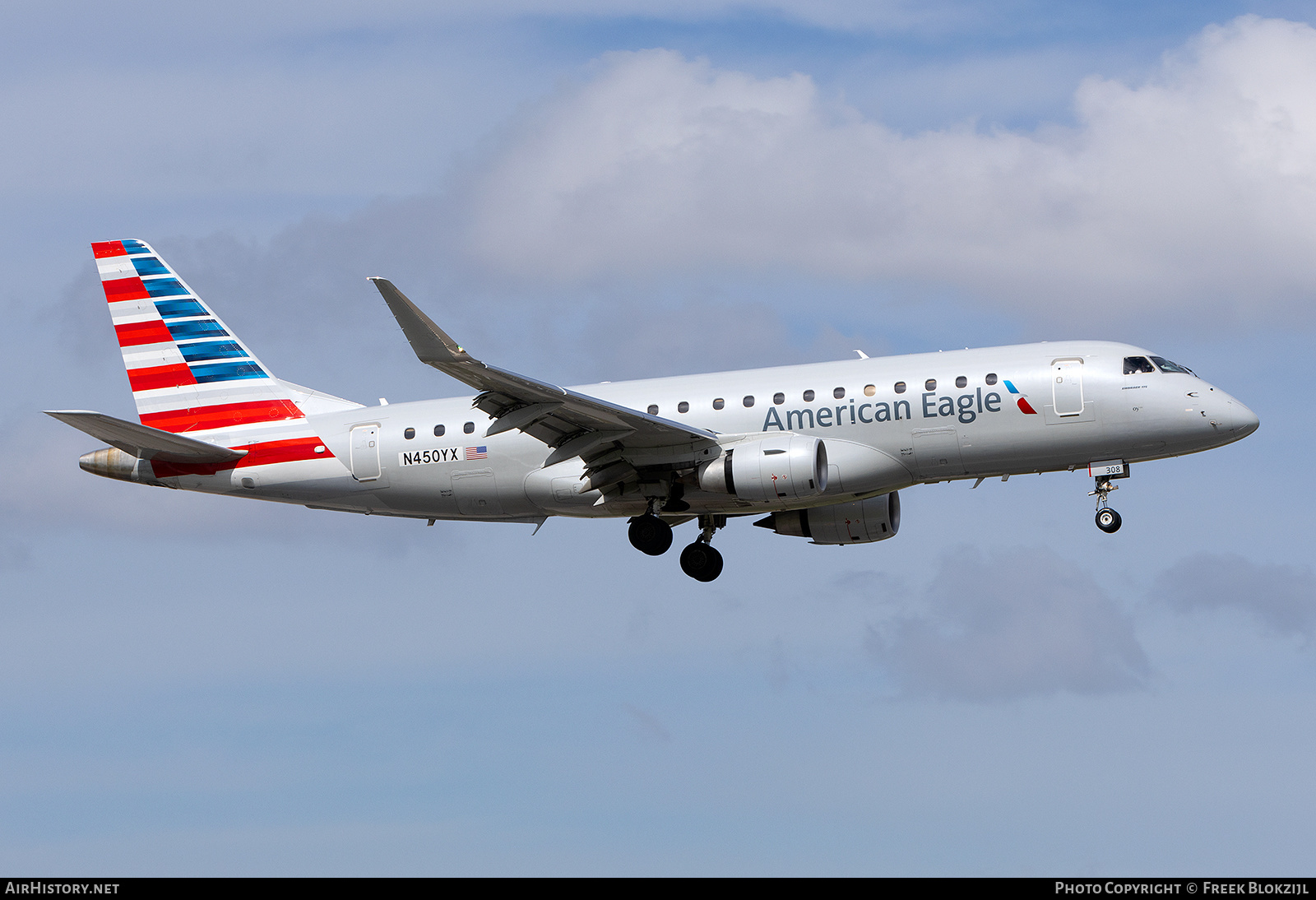 Aircraft Photo of N450YX | Embraer 175LR (ERJ-170-200LR) | American Eagle | AirHistory.net #653429