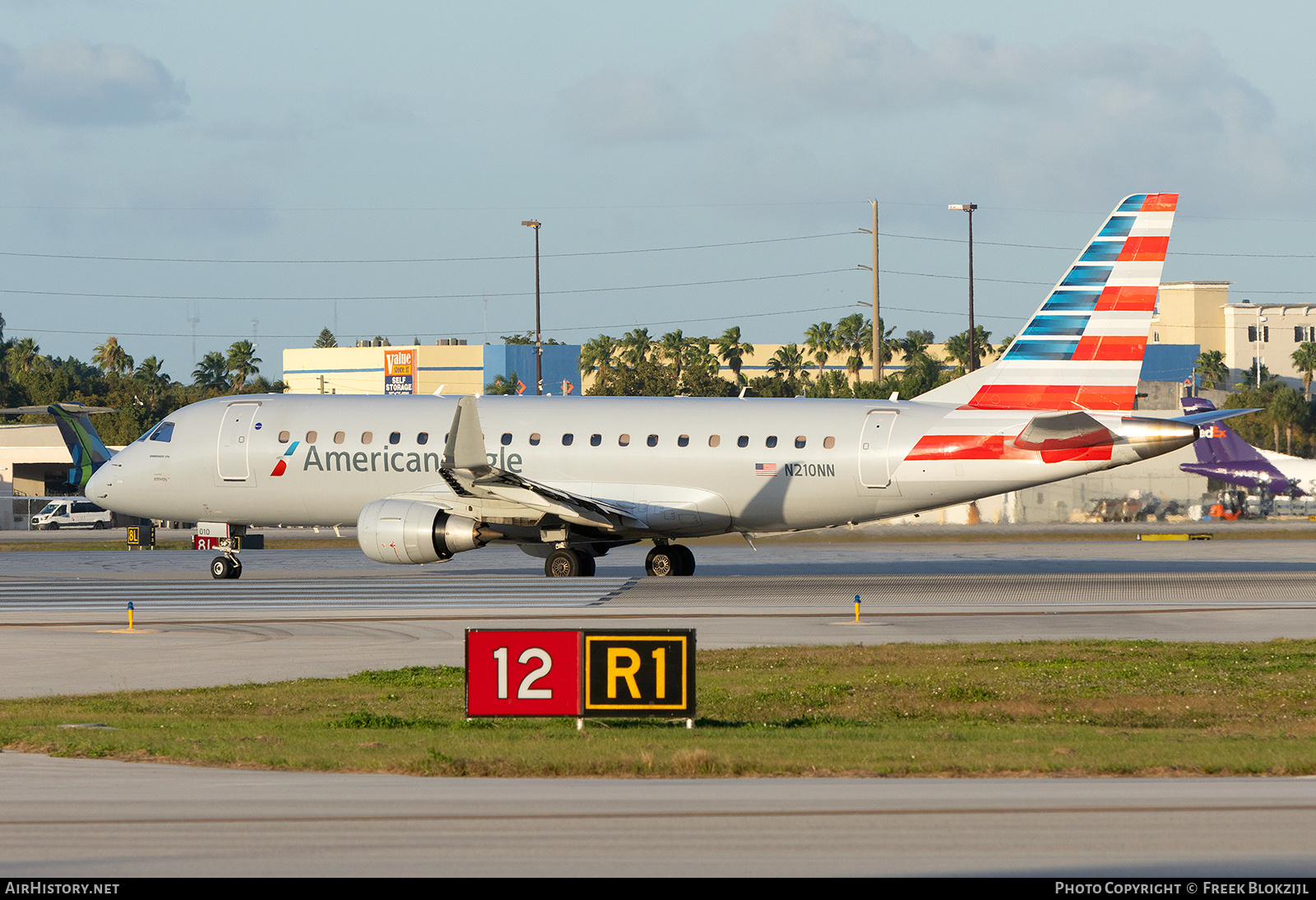 Aircraft Photo of N210NN | Embraer 175LR (ERJ-170-200LR) | American Eagle | AirHistory.net #653458