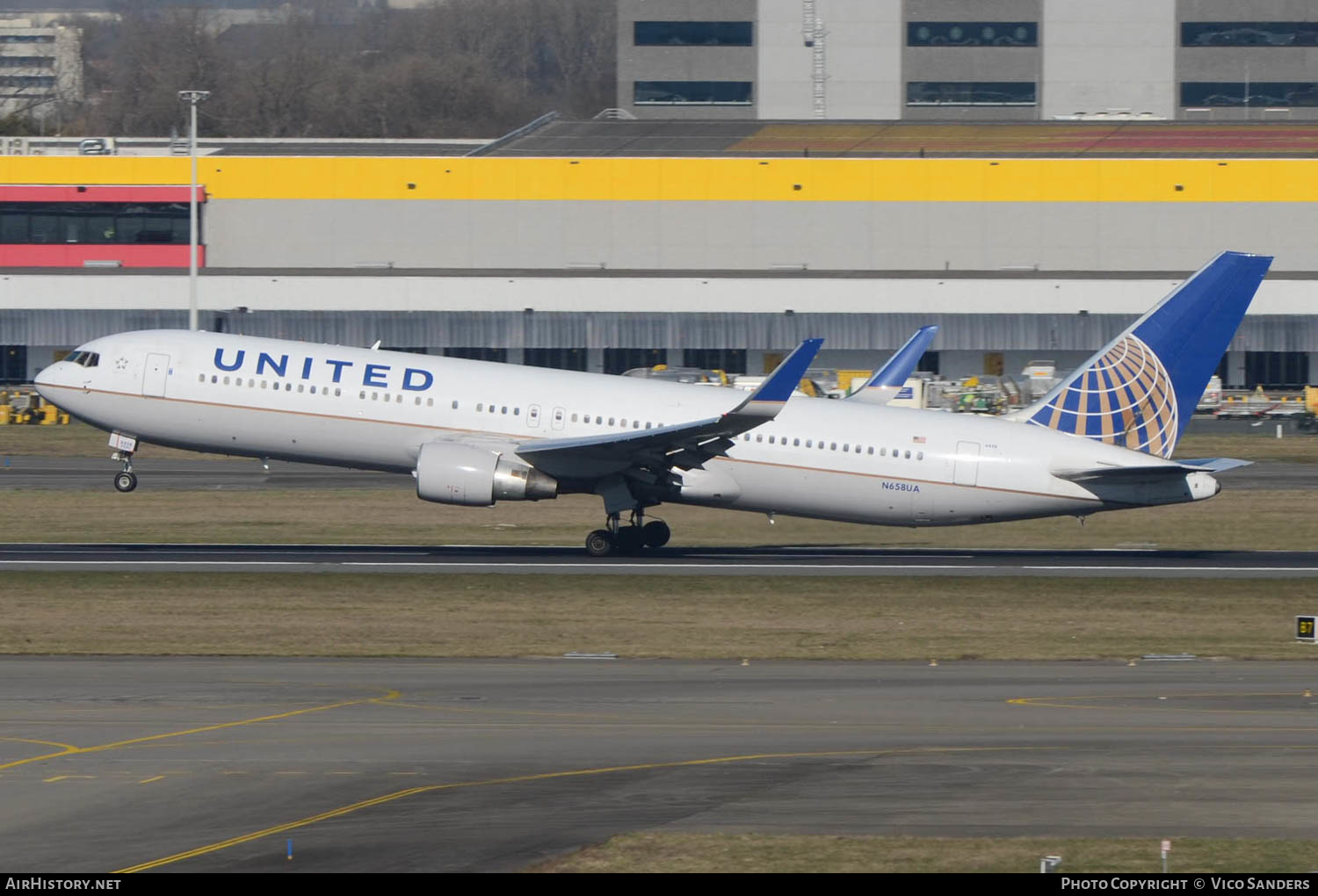Aircraft Photo of N685UA | Boeing 767-3CB/ER | United Airlines | AirHistory.net #653897