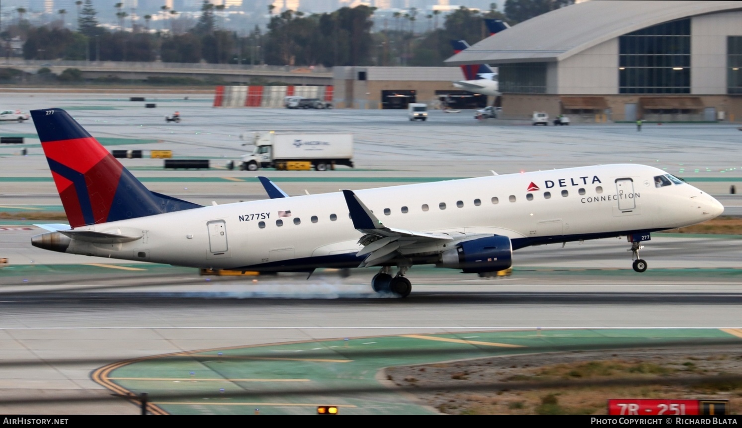 Aircraft Photo of N277SY | Embraer 175LR (ERJ-170-200LR) | Delta Connection | AirHistory.net #654047