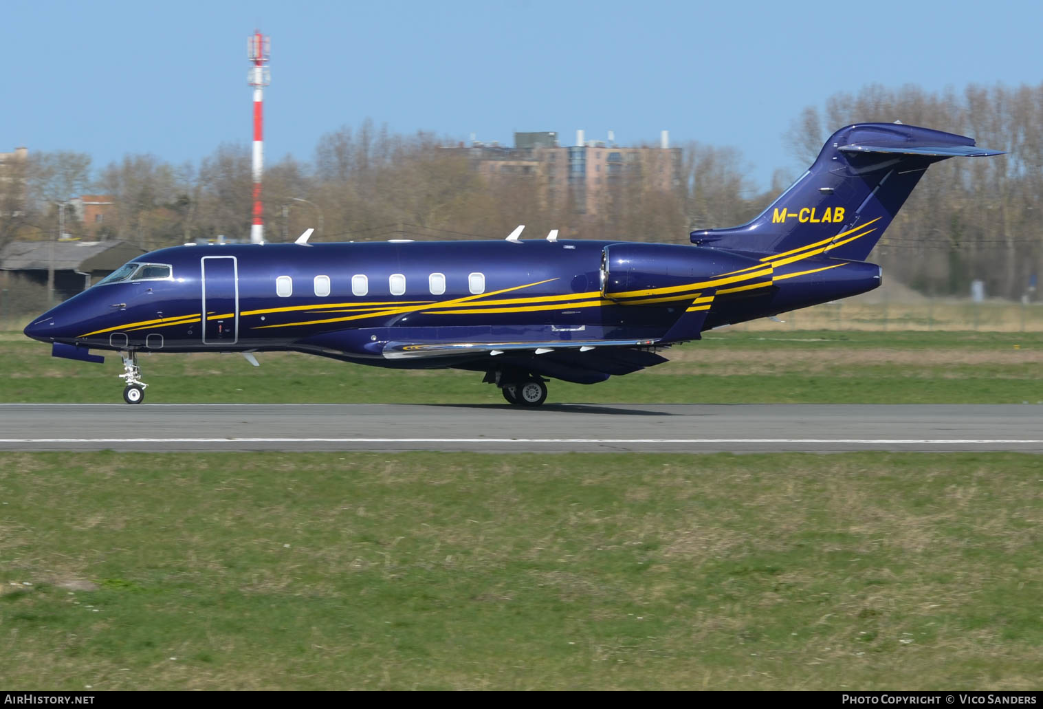 Aircraft Photo of M-CLAB | Bombardier Challenger 300 (BD-100-1A10) | AirHistory.net #654079