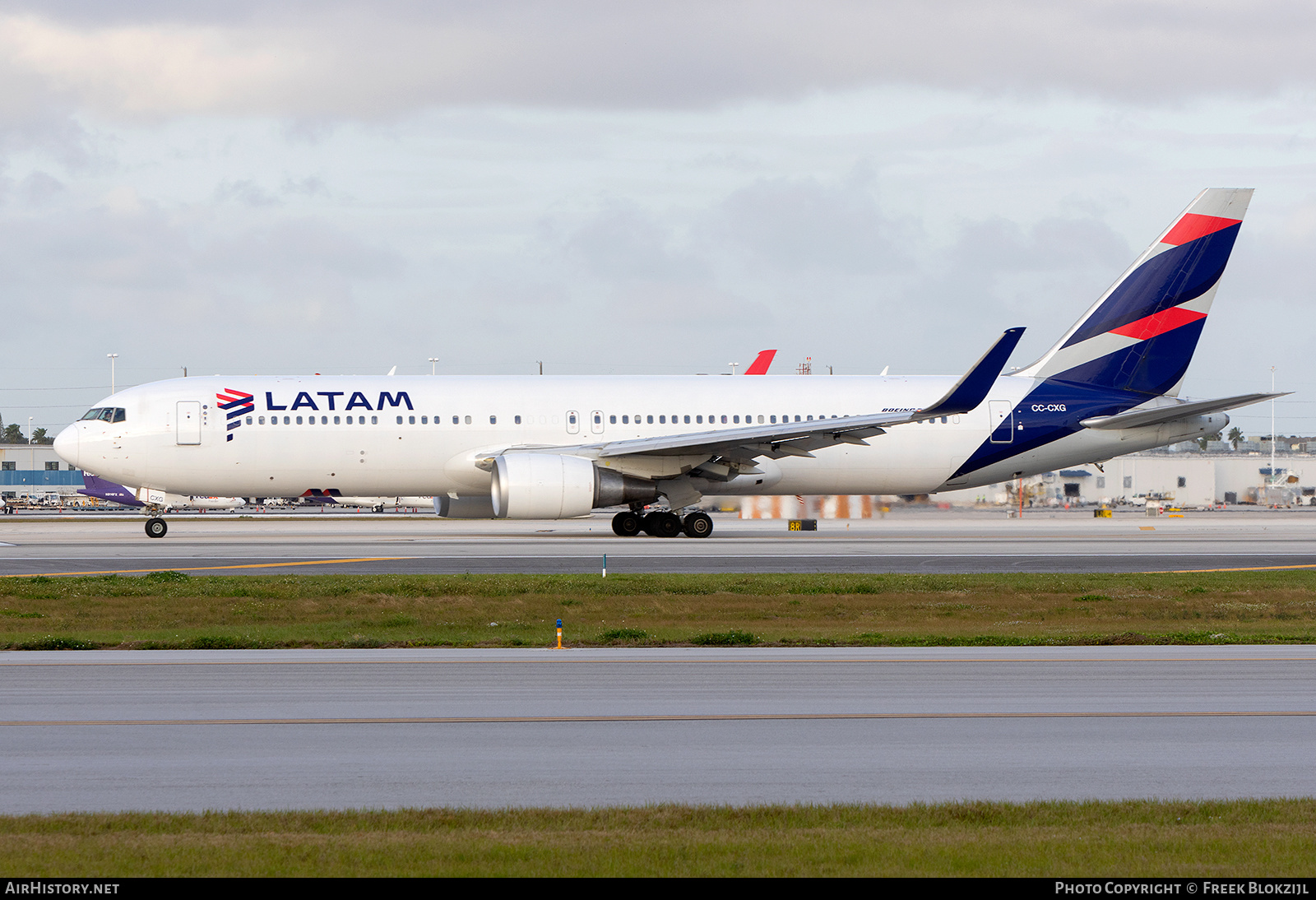 Aircraft Photo of CC-CXG | Boeing 767-316/ER | LATAM Airlines | AirHistory.net #654146