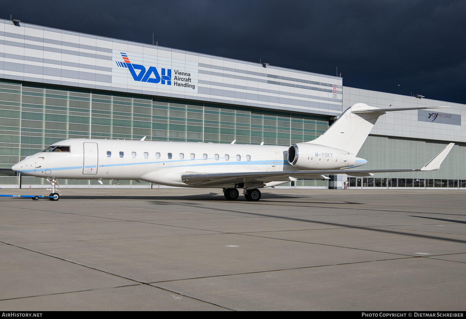 Aircraft Photo of M-YSKY | Bombardier Global Express XRS (BD-700-1A10) | AirHistory.net #654187