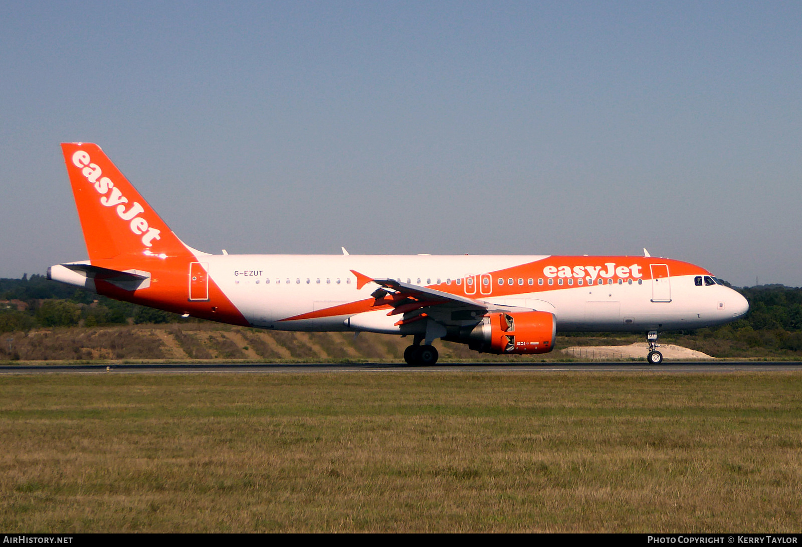 Aircraft Photo of G-EZUT | Airbus A320-214 | EasyJet | AirHistory.net #654228