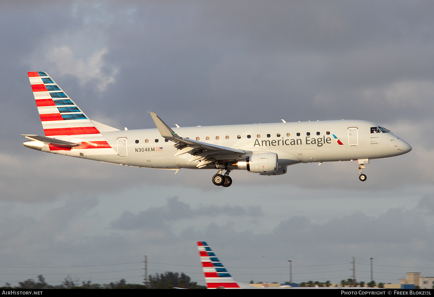 Aircraft Photo of N304KM | Embraer 175LR (ERJ-170-200LR) | American Eagle | AirHistory.net #654389