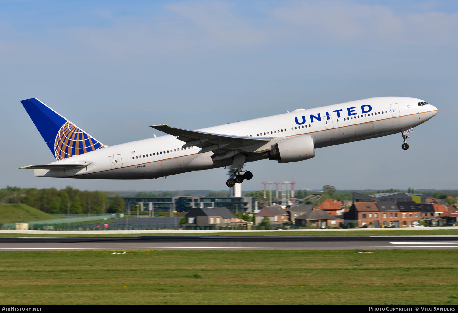 Aircraft Photo of N224UA | Boeing 777-222/ER | United Airlines | AirHistory.net #655197