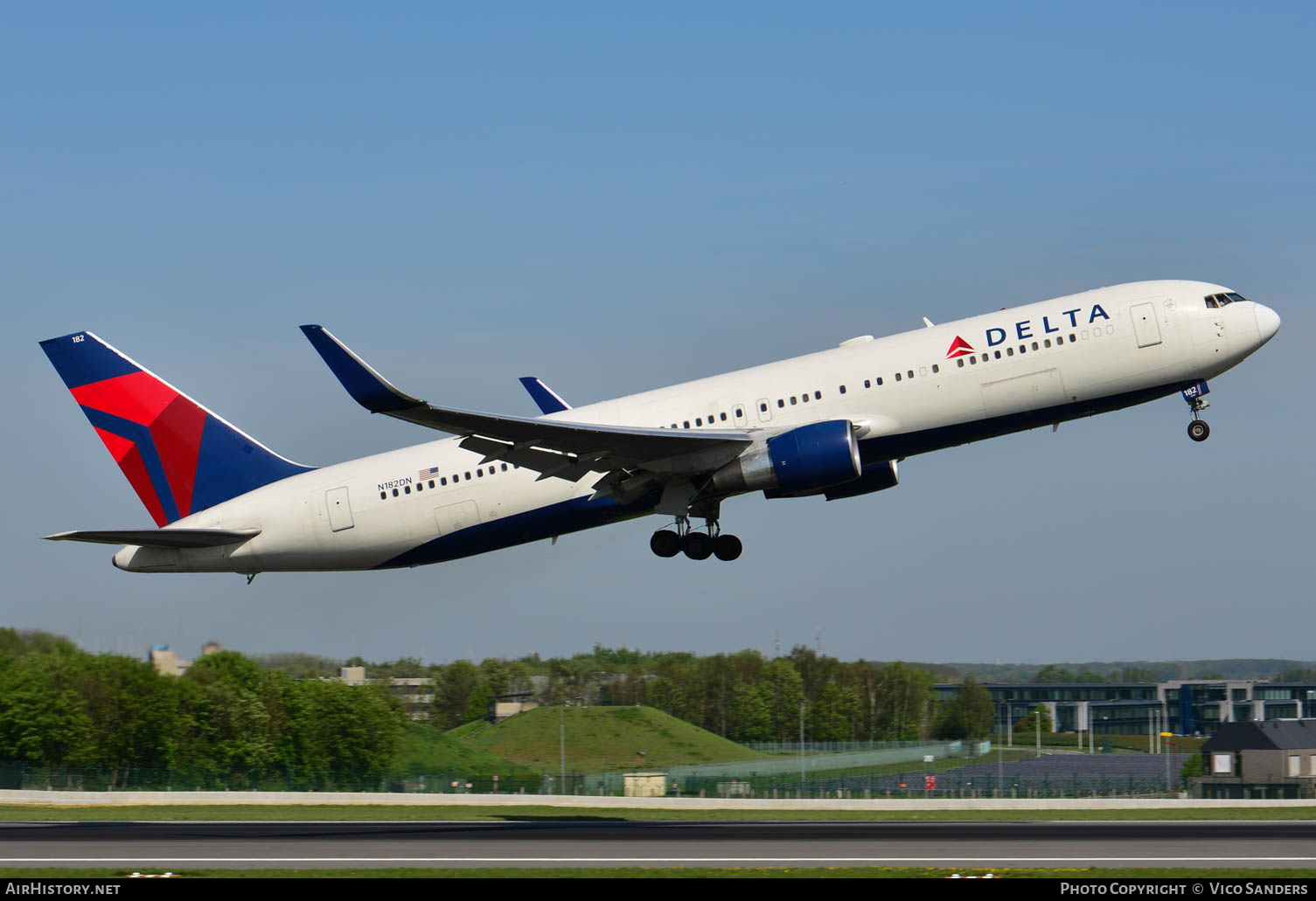 Aircraft Photo of N182DN | Boeing 767-332/ER | Delta Air Lines | AirHistory.net #655199