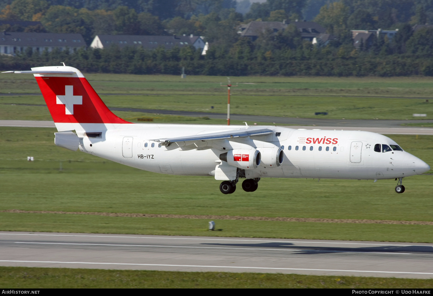 Aircraft Photo of HB-IYZ | British Aerospace Avro 146-RJ100 | Swiss International Air Lines | AirHistory.net #655697
