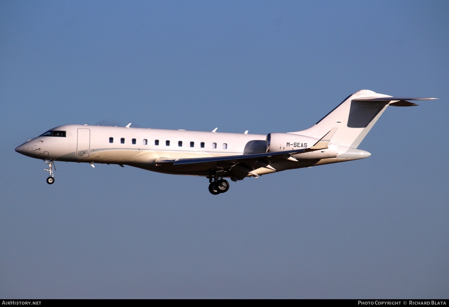 Aircraft Photo of M-SEAS | Bombardier Global 5000 (BD-700-1A11) | AirHistory.net #655720