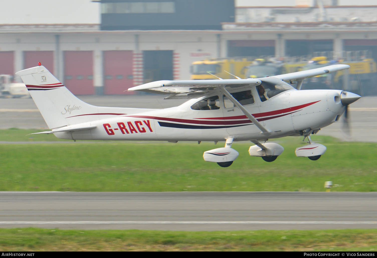 Aircraft Photo of G-RACY | Cessna 182S Skylane | AirHistory.net #655731