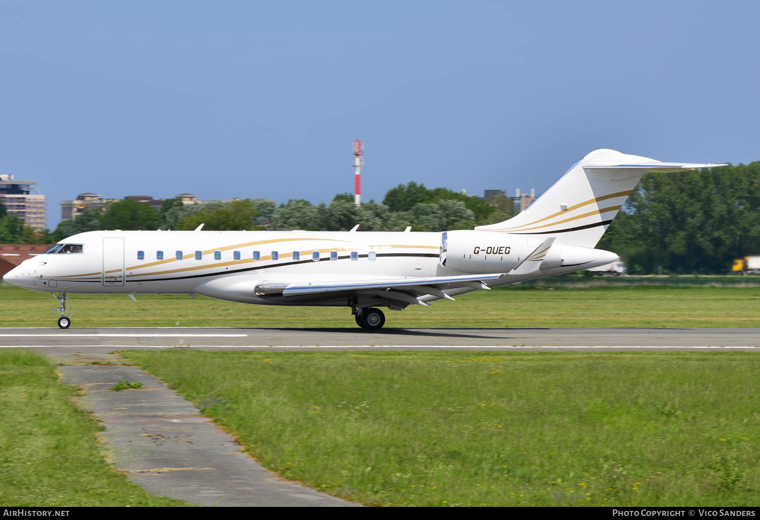 Aircraft Photo of G-OUEG | Bombardier Global 6000 (BD-700-1A10) | AirHistory.net #655743