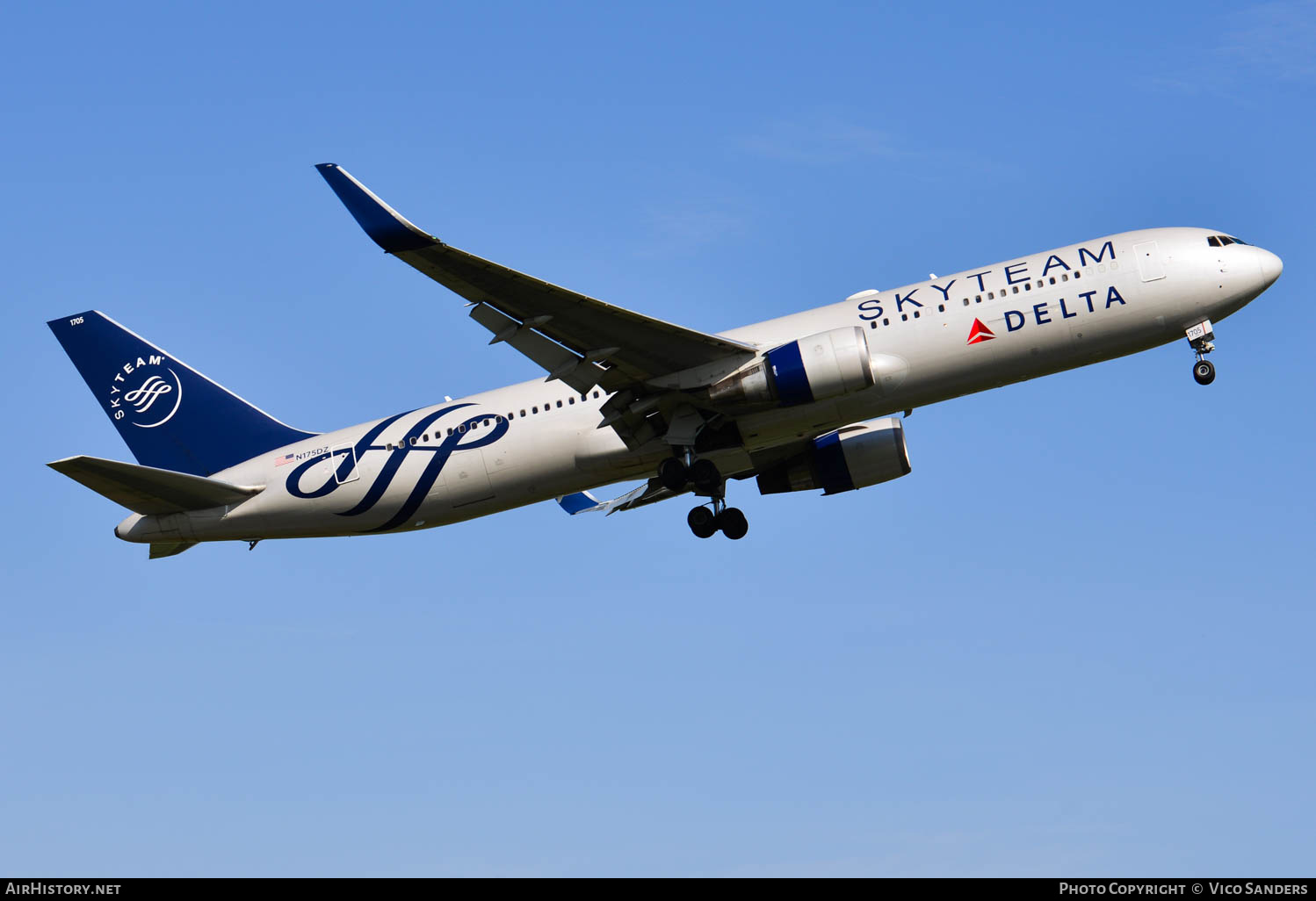 Aircraft Photo of N175DZ | Boeing 767-332/ER | Delta Air Lines | AirHistory.net #655899