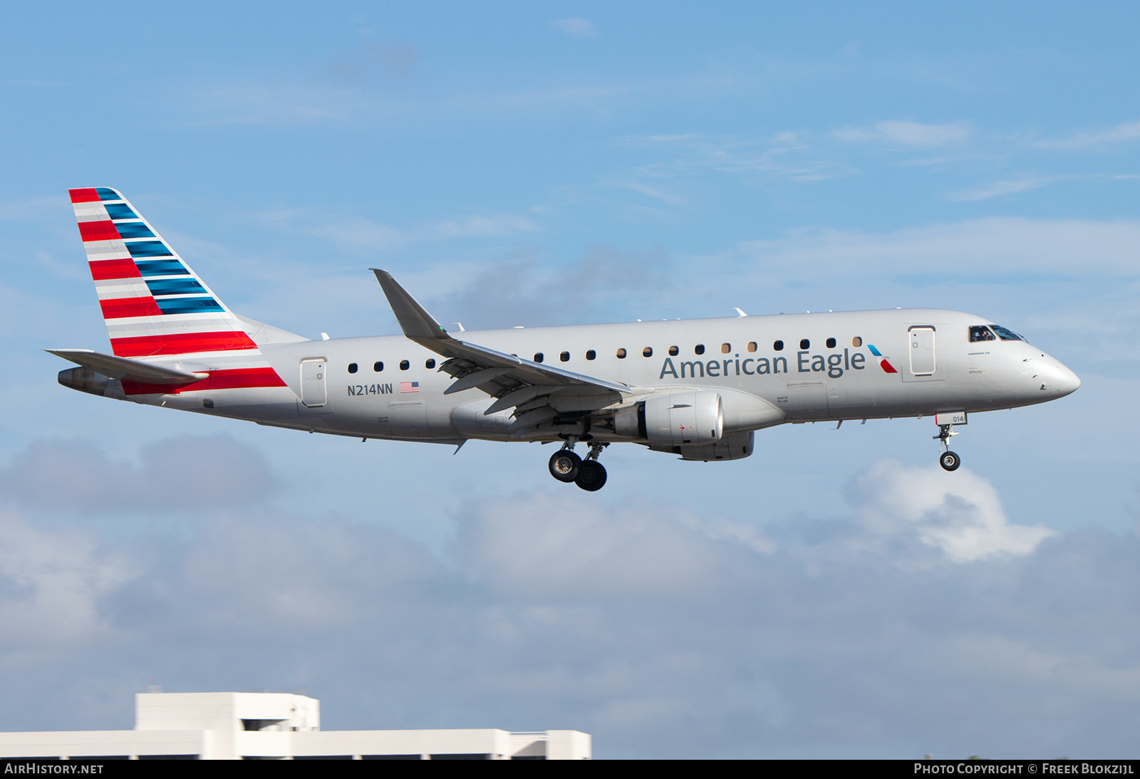 Aircraft Photo of N214NN | Embraer 175LR (ERJ-170-200LR) | American Eagle | AirHistory.net #656032