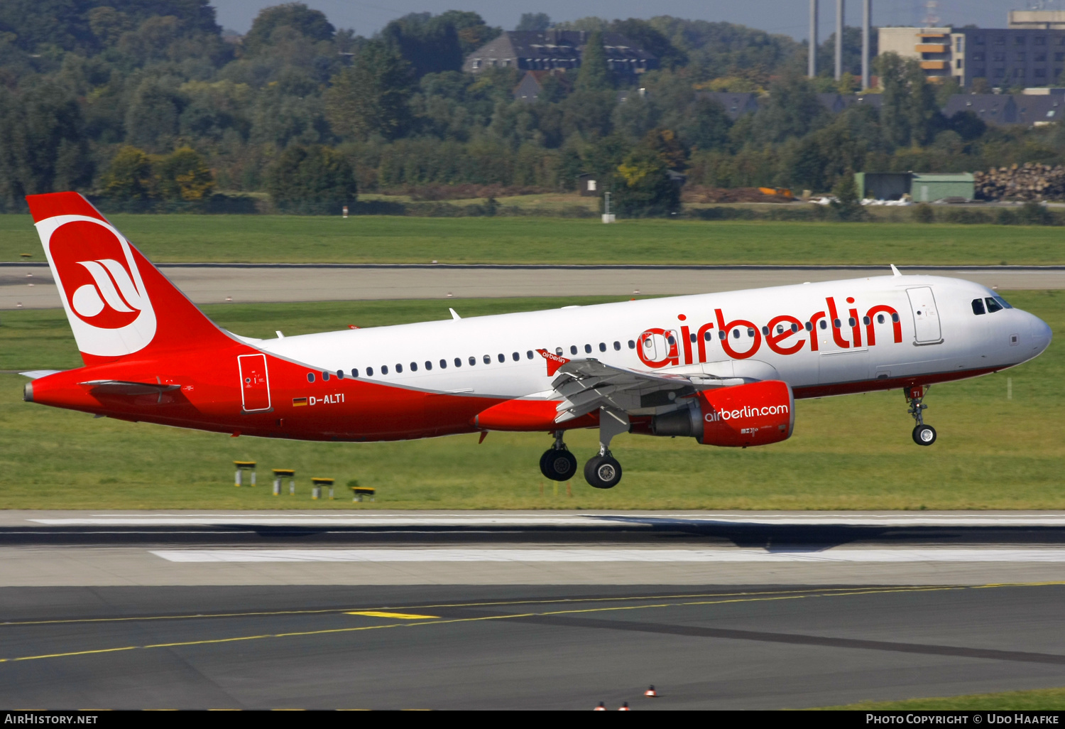 Aircraft Photo of D-ALTI | Airbus A320-214 | Air Berlin | AirHistory.net #656210