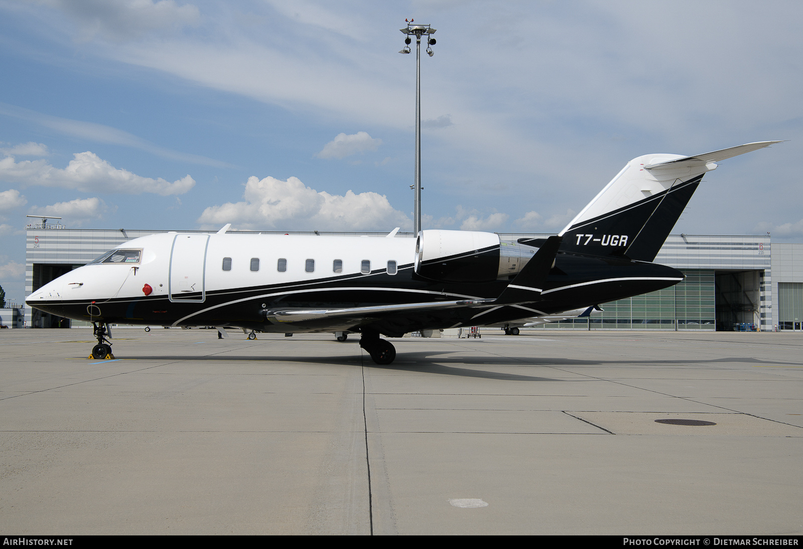 Aircraft Photo of T7-UGR | Bombardier Challenger 605 (CL-600-2B16) | AirHistory.net #656254