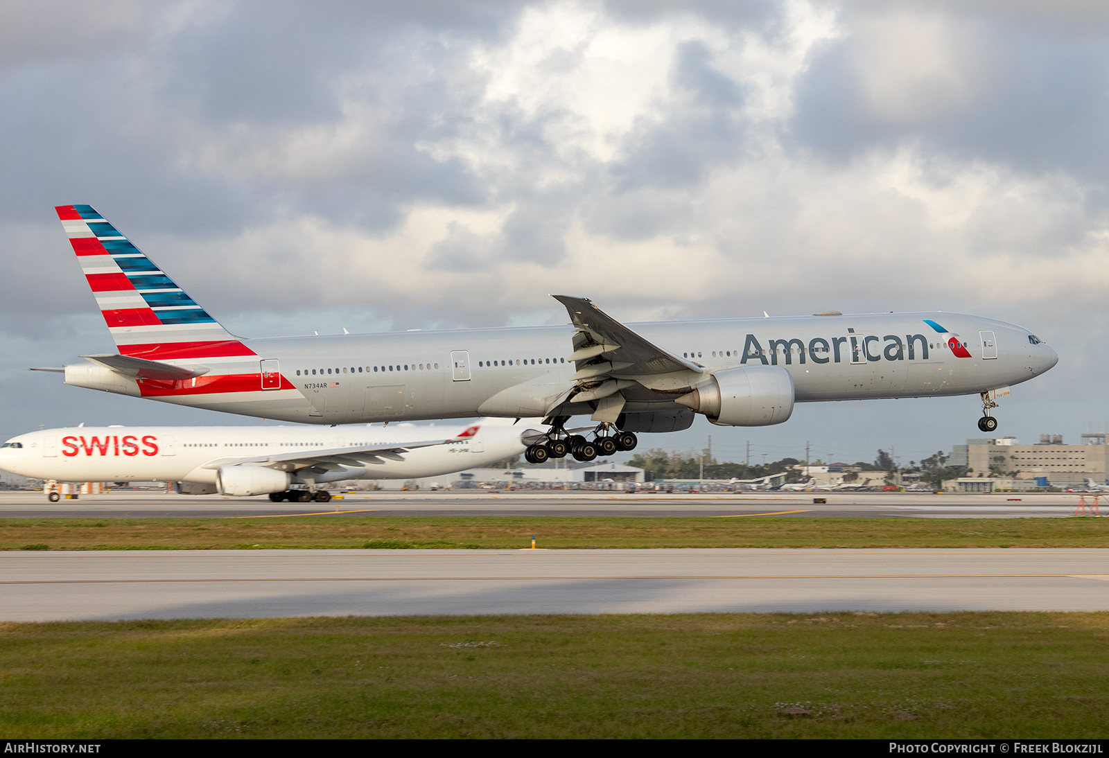 Aircraft Photo of N734AR | Boeing 777-323/ER | American Airlines | AirHistory.net #656394