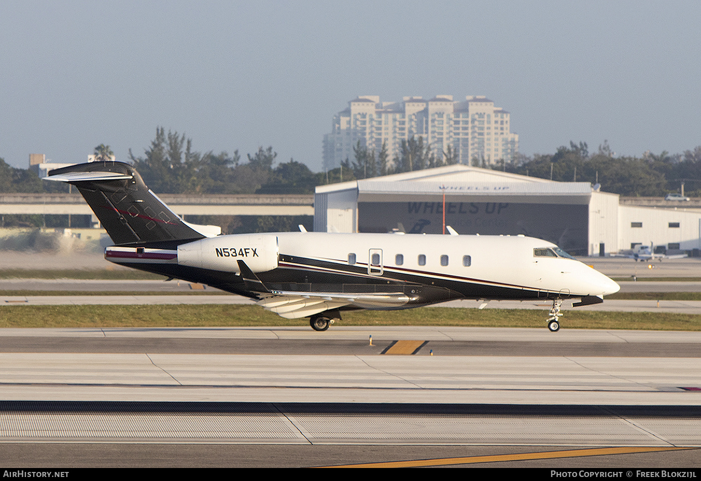 Aircraft Photo of N534FX | Bombardier Challenger 300 (BD-100-1A10) | AirHistory.net #656656