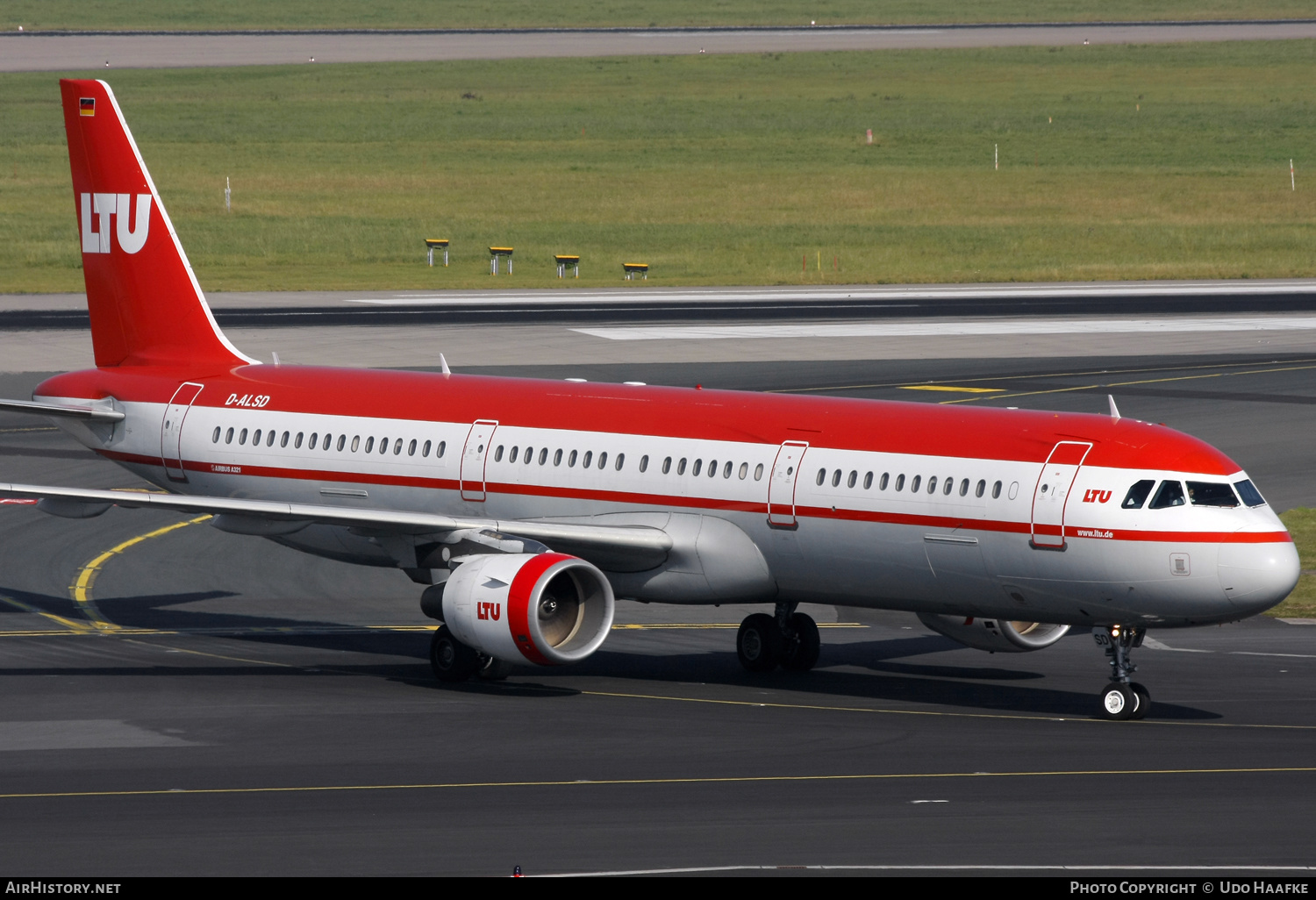 Aircraft Photo of D-ALSD | Airbus A321-211 | LTU - Lufttransport-Unternehmen | AirHistory.net #656770