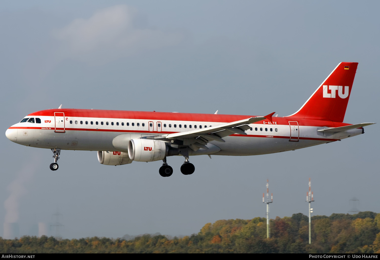 Aircraft Photo of D-ALTE | Airbus A320-214 | LTU - Lufttransport-Unternehmen | AirHistory.net #656860