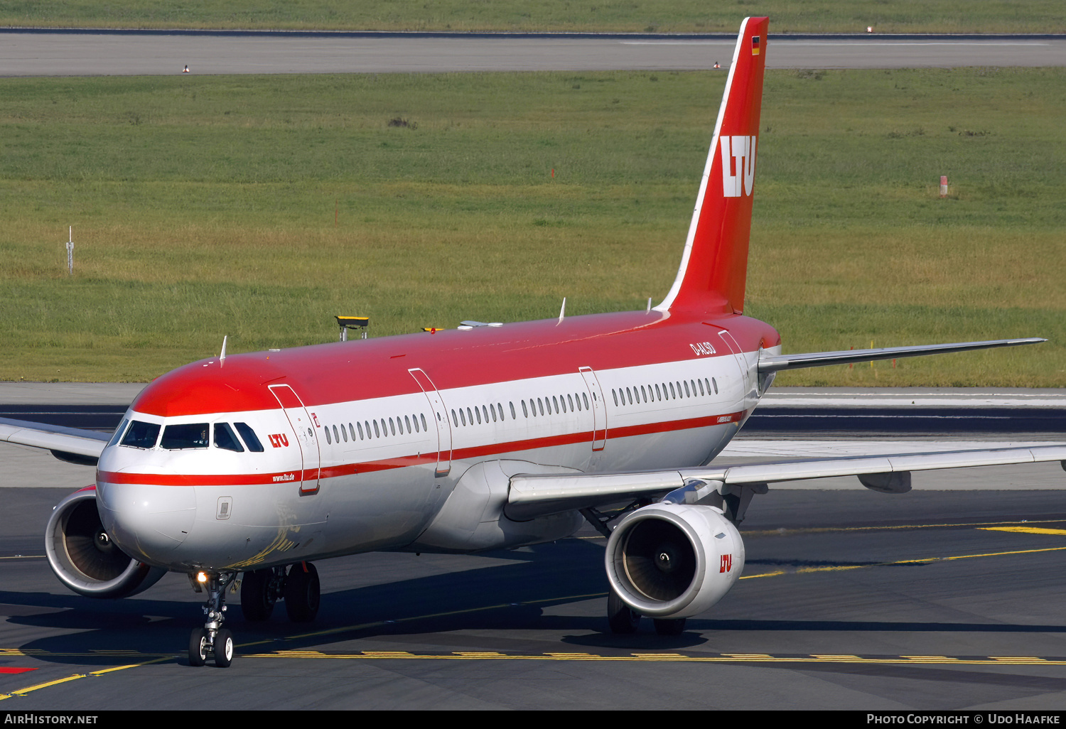 Aircraft Photo of D-ALSD | Airbus A321-211 | LTU - Lufttransport-Unternehmen | AirHistory.net #656906