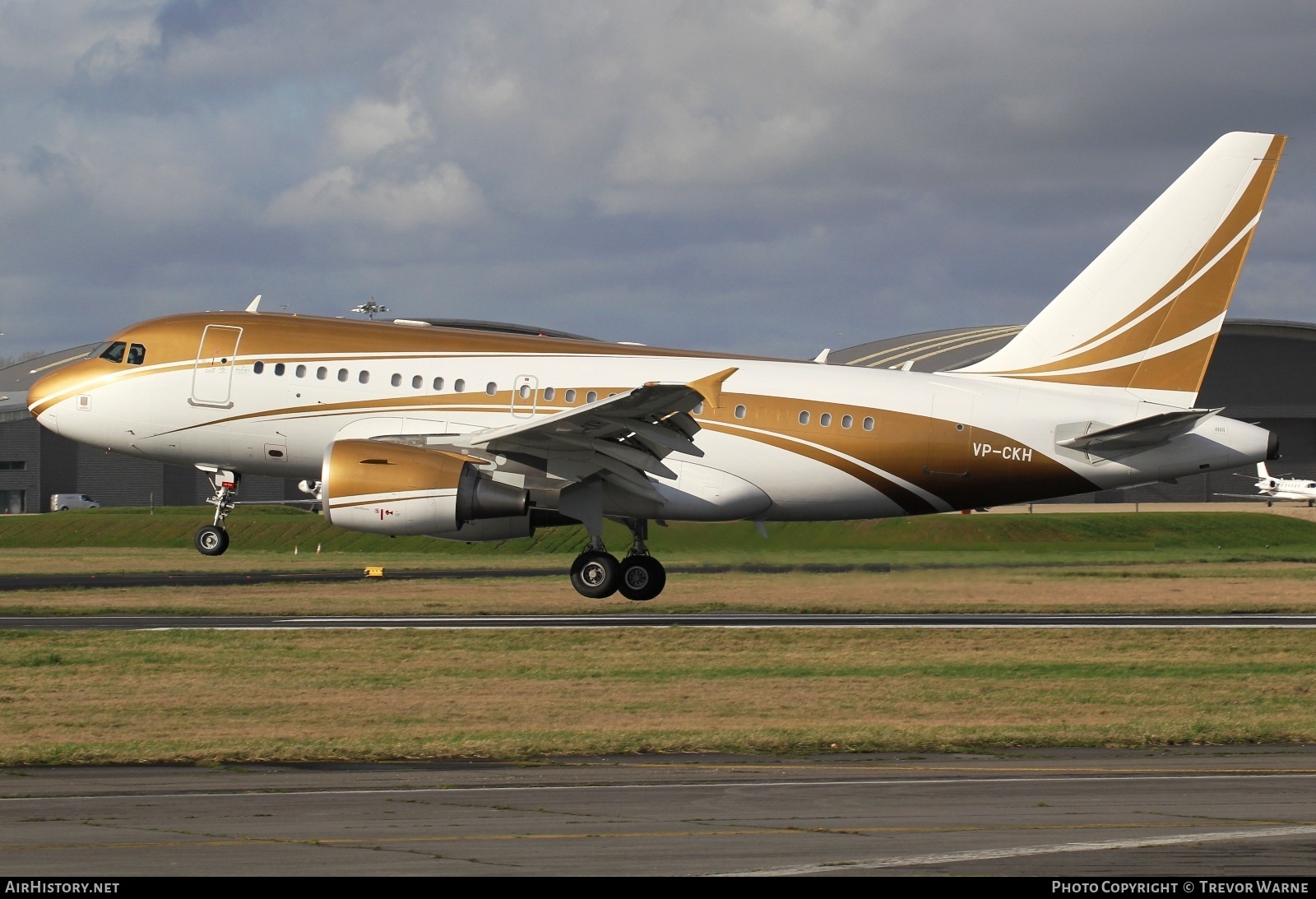 Aircraft Photo of VP-CKH | Airbus ACJ318 (A318-112/CJ) | AirHistory.net #657203