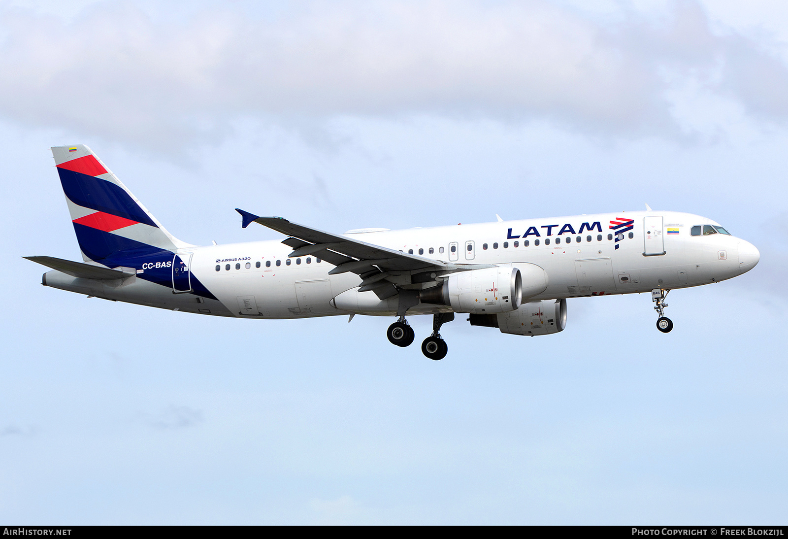 Aircraft Photo of CC-BAS | Airbus A320-214 | LATAM Airlines | AirHistory.net #657310