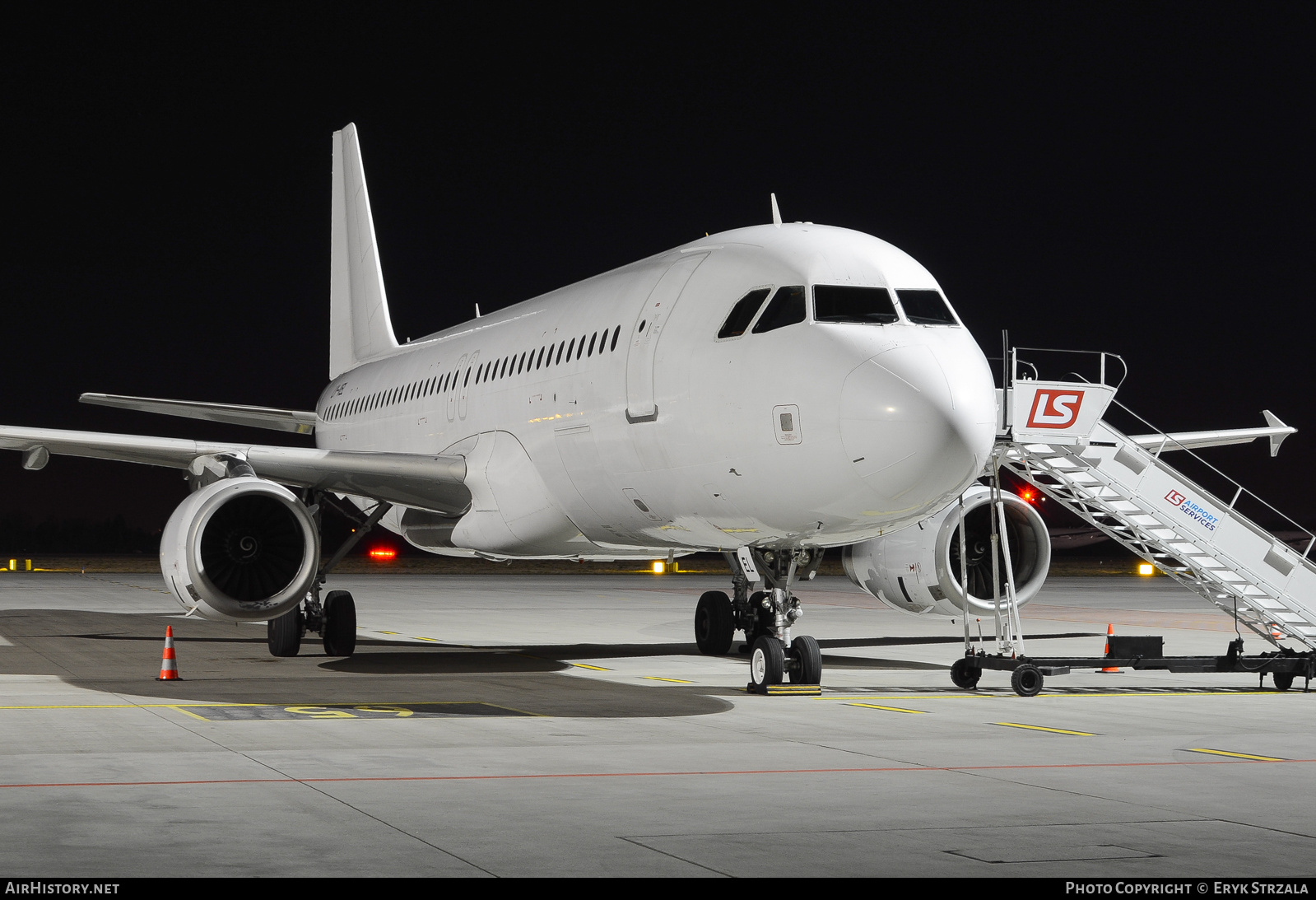 Aircraft Photo of LY-VEL | Airbus A320-232 | AirHistory.net #658391